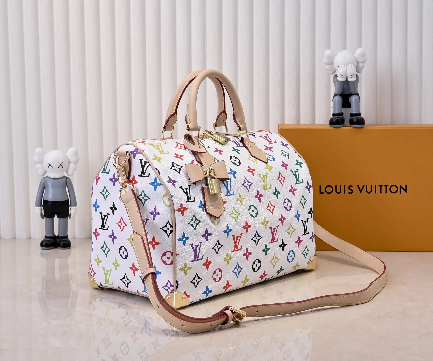 Batch 💰340 Guangzhou goods Model number: M13086 40390 White tricolor Black tricolor Presbyopia This Speedy Bandoulière 30 handbag uses the classic Monogram pattern to render the bright colors of Japanese artist Takashi Murakami. Together with the bow-shaped key bag, it highlights the smart style of the Louis Vuitton x Murakami collaboration series. The Toron handle and detachable and adjustable shoulder strap are fashioned from cow leather, and the dazzling padlock and corners reference the brand's luggage elements. 30 cm