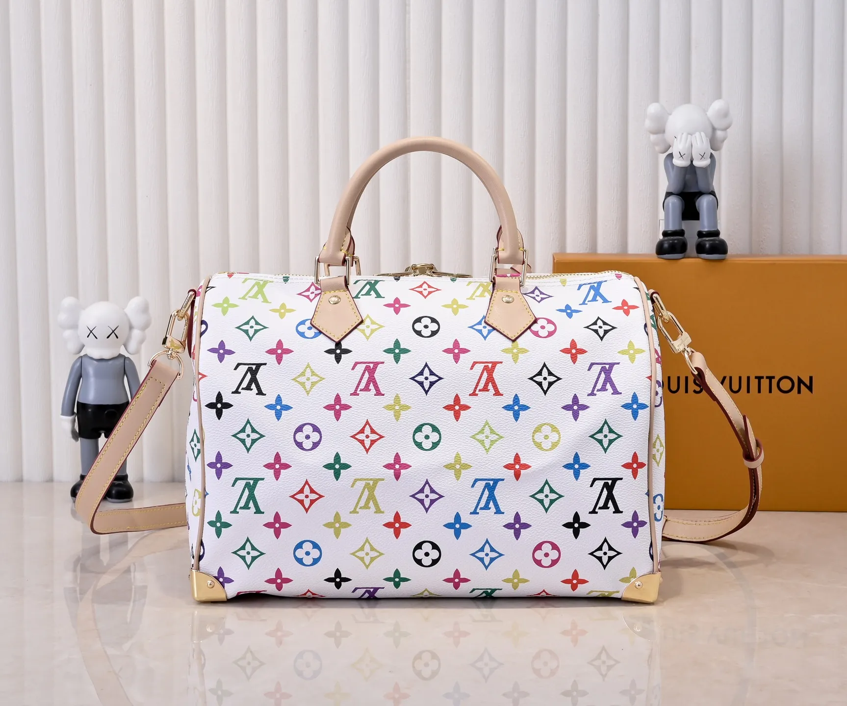 Batch 💰340 Guangzhou goods Model number: M13086 40390 White tricolor Black tricolor Presbyopia This Speedy Bandoulière 30 handbag uses the classic Monogram pattern to render the bright colors of Japanese artist Takashi Murakami. Together with the bow-shaped key bag, it highlights the smart style of the Louis Vuitton x Murakami collaboration series. The Toron handle and detachable and adjustable shoulder strap are fashioned from cow leather, and the dazzling padlock and corners reference the brand's luggage elements. 30 cm