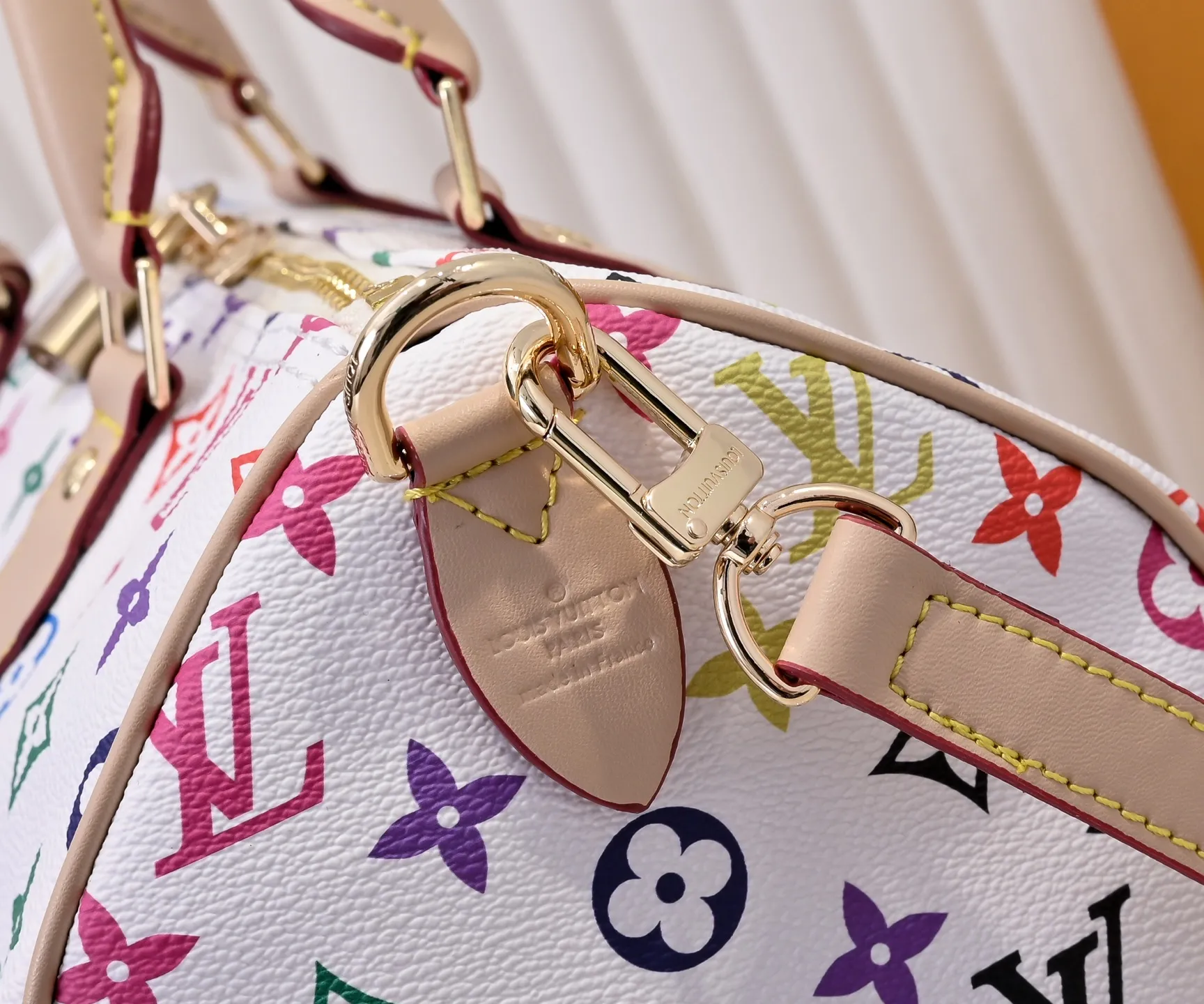 Batch 💰340 Guangzhou goods Model number: M13086 40390 White tricolor Black tricolor Presbyopia This Speedy Bandoulière 30 handbag uses the classic Monogram pattern to render the bright colors of Japanese artist Takashi Murakami. Together with the bow-shaped key bag, it highlights the smart style of the Louis Vuitton x Murakami collaboration series. The Toron handle and detachable and adjustable shoulder strap are fashioned from cow leather, and the dazzling padlock and corners reference the brand's luggage elements. 30 cm