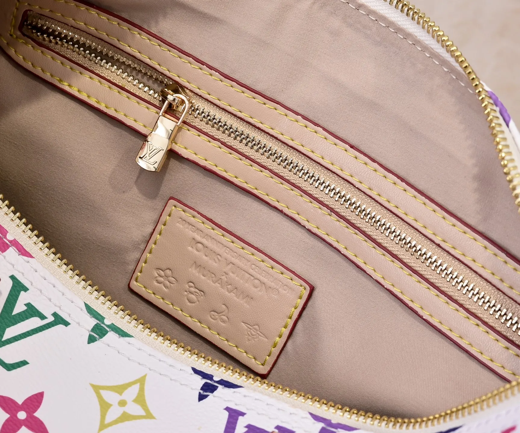 Batch 💰340 Guangzhou goods Model number: M13086 40390 White tricolor Black tricolor Presbyopia This Speedy Bandoulière 30 handbag uses the classic Monogram pattern to render the bright colors of Japanese artist Takashi Murakami. Together with the bow-shaped key bag, it highlights the smart style of the Louis Vuitton x Murakami collaboration series. The Toron handle and detachable and adjustable shoulder strap are fashioned from cow leather, and the dazzling padlock and corners reference the brand's luggage elements. 30 cm
