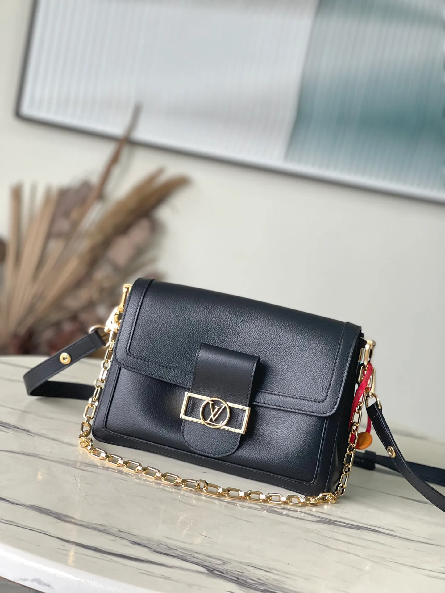 💰1400 (top layer leather) top original order M25209 This Dauphine Soft medium handbag was designed by creative director Nicolas Ghesquiore and debuted in the 2024 spring and summer show with a new loose configuration. The Dauphine handbag features a soft calfskin body, including a unique lock buckle, a detachable chain strap and a stylish leather shoulder strap. Dimensions: 24 × 17 × 9 cm