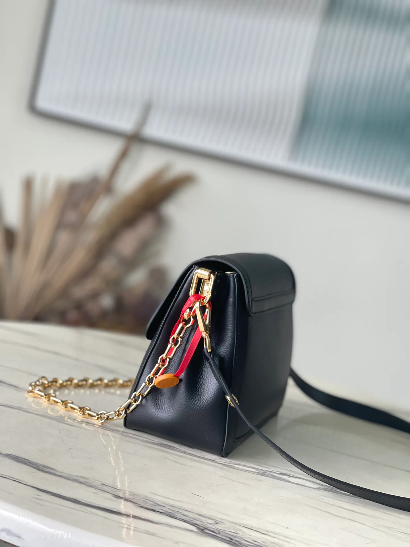 💰1400 (top layer leather) top original order M25209 This Dauphine Soft medium handbag was designed by creative director Nicolas Ghesquiore and debuted in the 2024 spring and summer show with a new loose configuration. The Dauphine handbag features a soft calfskin body, including a unique lock buckle, a detachable chain strap and a stylish leather shoulder strap. Dimensions: 24 × 17 × 9 cm