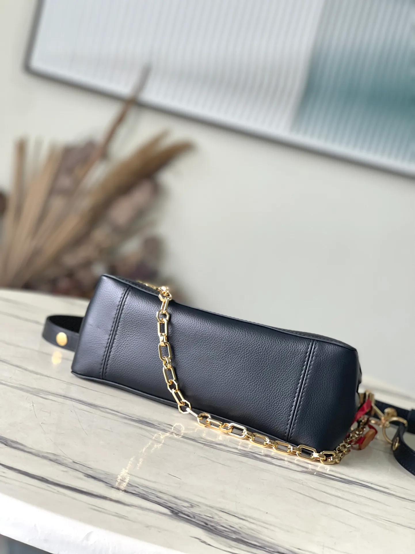💰1400 (top layer leather) top original order M25209 This Dauphine Soft medium handbag was designed by creative director Nicolas Ghesquiore and debuted in the 2024 spring and summer show with a new loose configuration. The Dauphine handbag features a soft calfskin body, including a unique lock buckle, a detachable chain strap and a stylish leather shoulder strap. Dimensions: 24 × 17 × 9 cm