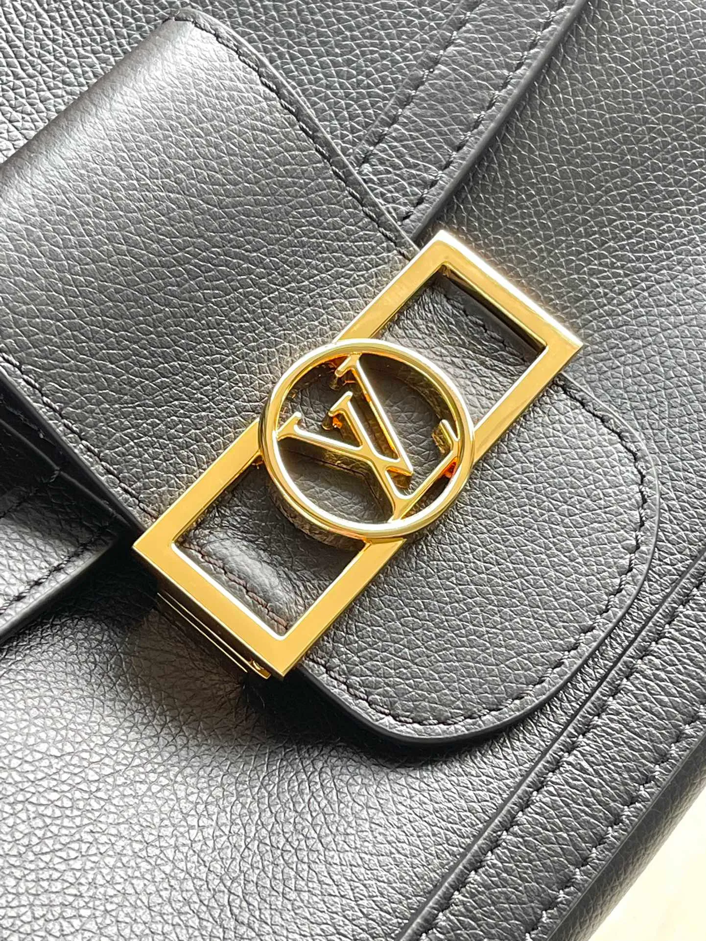 💰1400 (top layer leather) top original order M25209 This Dauphine Soft medium handbag was designed by creative director Nicolas Ghesquiore and debuted in the 2024 spring and summer show with a new loose configuration. The Dauphine handbag features a soft calfskin body, including a unique lock buckle, a detachable chain strap and a stylish leather shoulder strap. Dimensions: 24 × 17 × 9 cm
