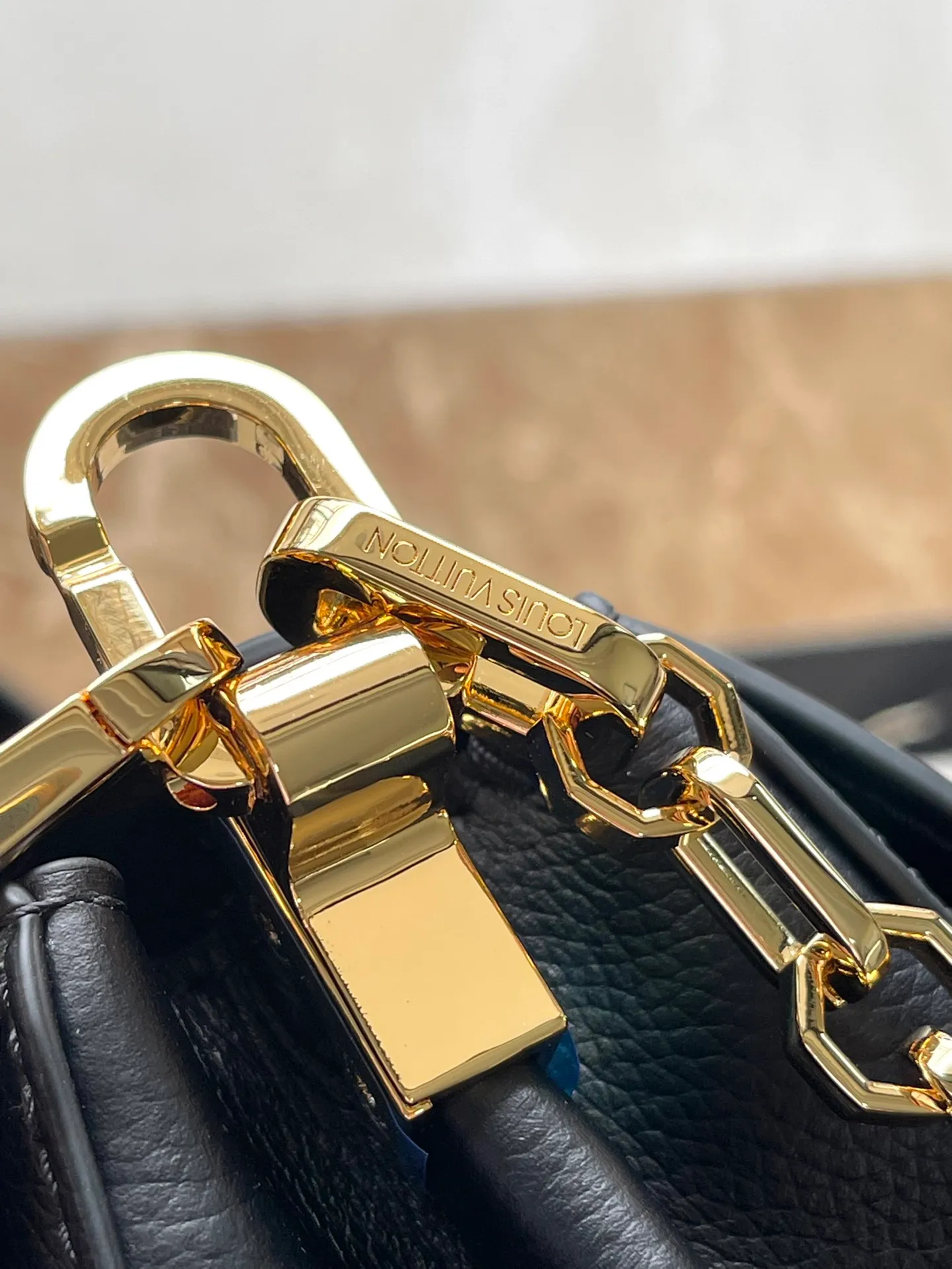 💰1400 (top layer leather) top original order M25209 This Dauphine Soft medium handbag was designed by creative director Nicolas Ghesquiore and debuted in the 2024 spring and summer show with a new loose configuration. The Dauphine handbag features a soft calfskin body, including a unique lock buckle, a detachable chain strap and a stylish leather shoulder strap. Dimensions: 24 × 17 × 9 cm
