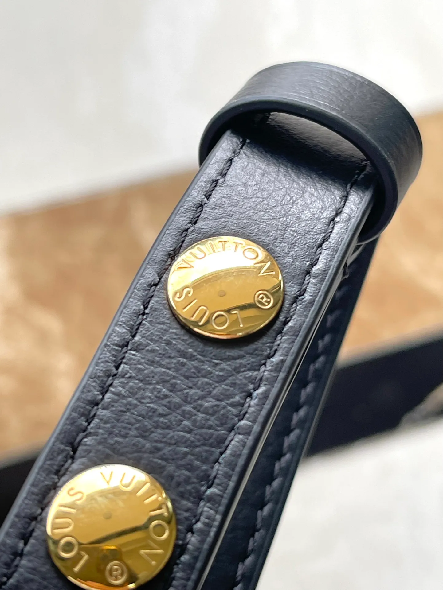 💰1400 (top layer leather) top original order M25209 This Dauphine Soft medium handbag was designed by creative director Nicolas Ghesquiore and debuted in the 2024 spring and summer show with a new loose configuration. The Dauphine handbag features a soft calfskin body, including a unique lock buckle, a detachable chain strap and a stylish leather shoulder strap. Dimensions: 24 × 17 × 9 cm