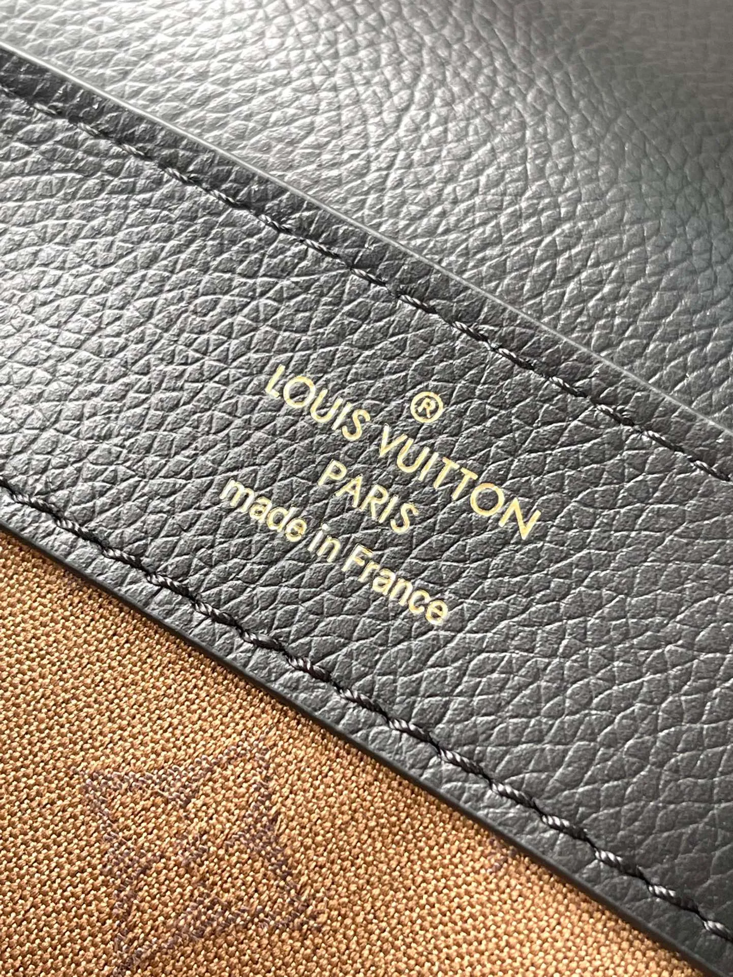 💰1400 (top layer leather) top original order M25209 This Dauphine Soft medium handbag was designed by creative director Nicolas Ghesquiore and debuted in the 2024 spring and summer show with a new loose configuration. The Dauphine handbag features a soft calfskin body, including a unique lock buckle, a detachable chain strap and a stylish leather shoulder strap. Dimensions: 24 × 17 × 9 cm