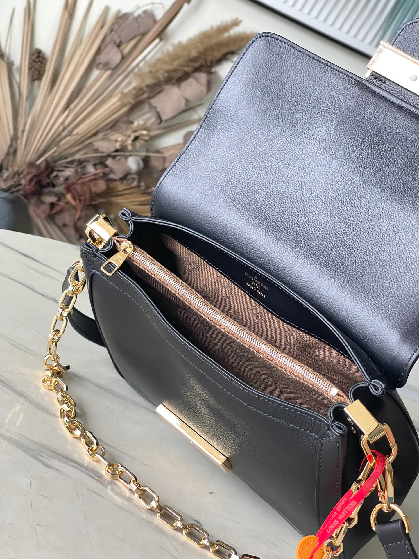 💰1400 (top layer leather) top original order M25209 This Dauphine Soft medium handbag was designed by creative director Nicolas Ghesquiore and debuted in the 2024 spring and summer show with a new loose configuration. The Dauphine handbag features a soft calfskin body, including a unique lock buckle, a detachable chain strap and a stylish leather shoulder strap. Dimensions: 24 × 17 × 9 cm