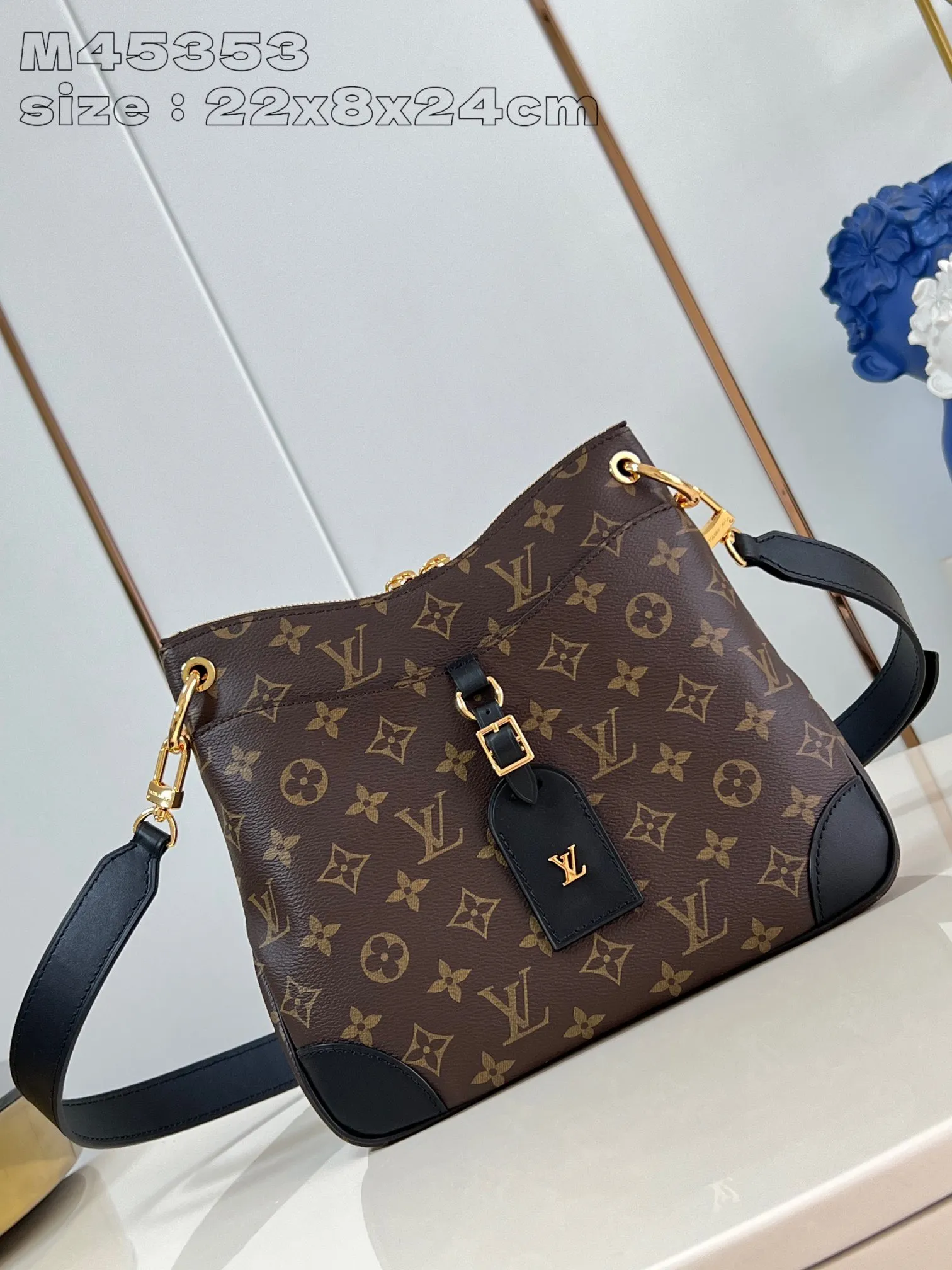 💰800 Top Original Order [Exclusive Real Shot M45353 Black] Louis Vuitton launches the new Odeon small handbag in the autumn and winter of 2020, integrating elegant style and practical function. Monogram canvas is complemented by a zipper design to create ample interior space, and the leather nameplate and reinforced leather corners continue the brand heritage. Adjustable leather strap allows for comfortable shoulder or cross-body wear. 22 x 8 x 24 cm (height x width x length)