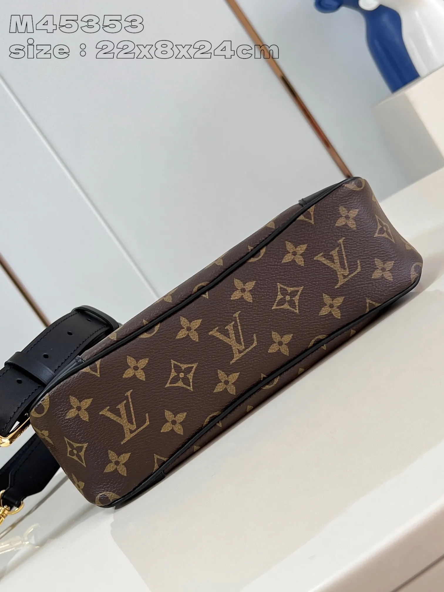 💰800 Top Original Order [Exclusive Real Shot M45353 Black] Louis Vuitton launches the new Odeon small handbag in the autumn and winter of 2020, integrating elegant style and practical function. Monogram canvas is complemented by a zipper design to create ample interior space, and the leather nameplate and reinforced leather corners continue the brand heritage. Adjustable leather strap allows for comfortable shoulder or cross-body wear. 22 x 8 x 24 cm (height x width x length)