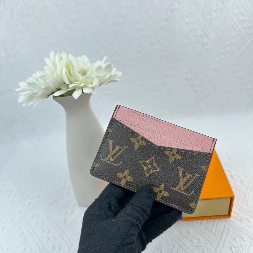 P66 M60166 Card Holder Neo card holder made of Monogram Macassar canvas is the first choice for carrying important cards. Black leather trim makes the classic Louis Vuitton pattern even more eye-catching. Size: 7.5*12