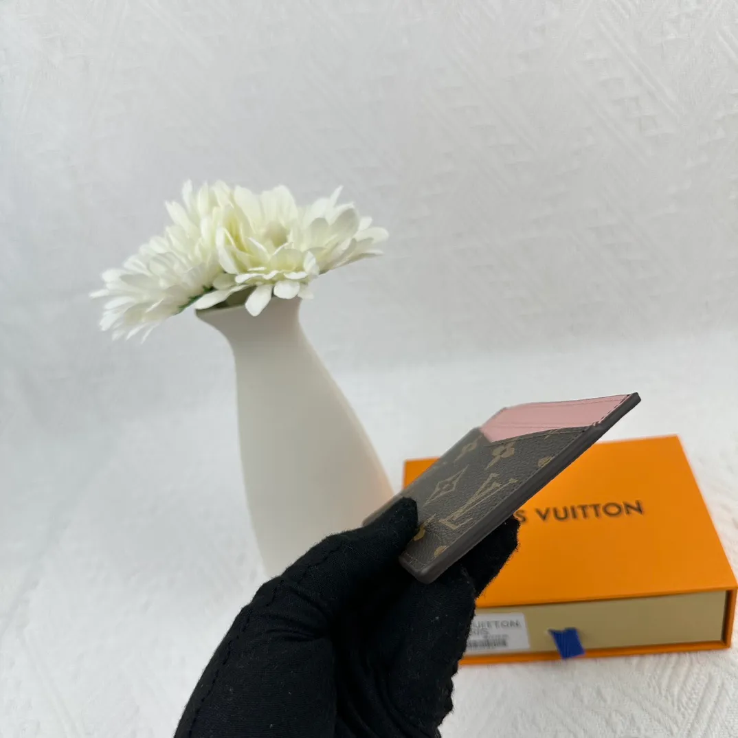 P66 M60166 Card Holder Neo card holder made of Monogram Macassar canvas is the first choice for carrying important cards. Black leather trim makes the classic Louis Vuitton pattern even more eye-catching. Size: 7.5*12