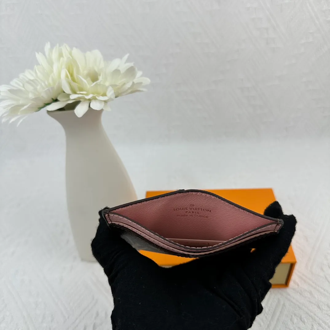 P66 M60166 Card Holder Neo card holder made of Monogram Macassar canvas is the first choice for carrying important cards. Black leather trim makes the classic Louis Vuitton pattern even more eye-catching. Size: 7.5*12