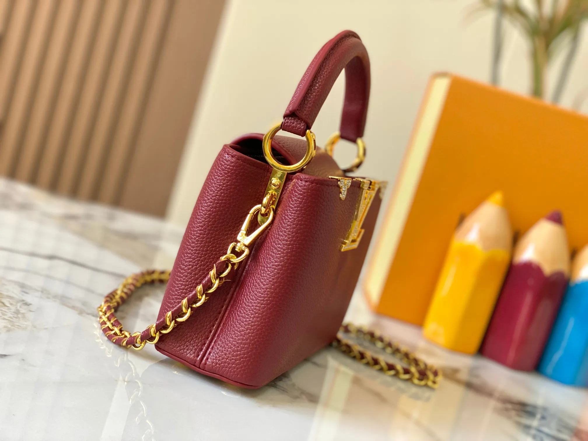 Top original P440 Guangzhou product M24583 maroon and gold diamond corolla 🔺This Capucines Flower Crown handbag is made of full-grain Taurillon leather embellished with Monogram flowers. Each flower is shaped by exquisite crystal diamonds. The LV logo and flowers echo each other, making this feminine handbag reveal a jewel-like luster. Use the detachable shoulder strap cleverly to switch between shoulder and crossbody at will♠️Size: 21 * 14 * 8 cm🥂