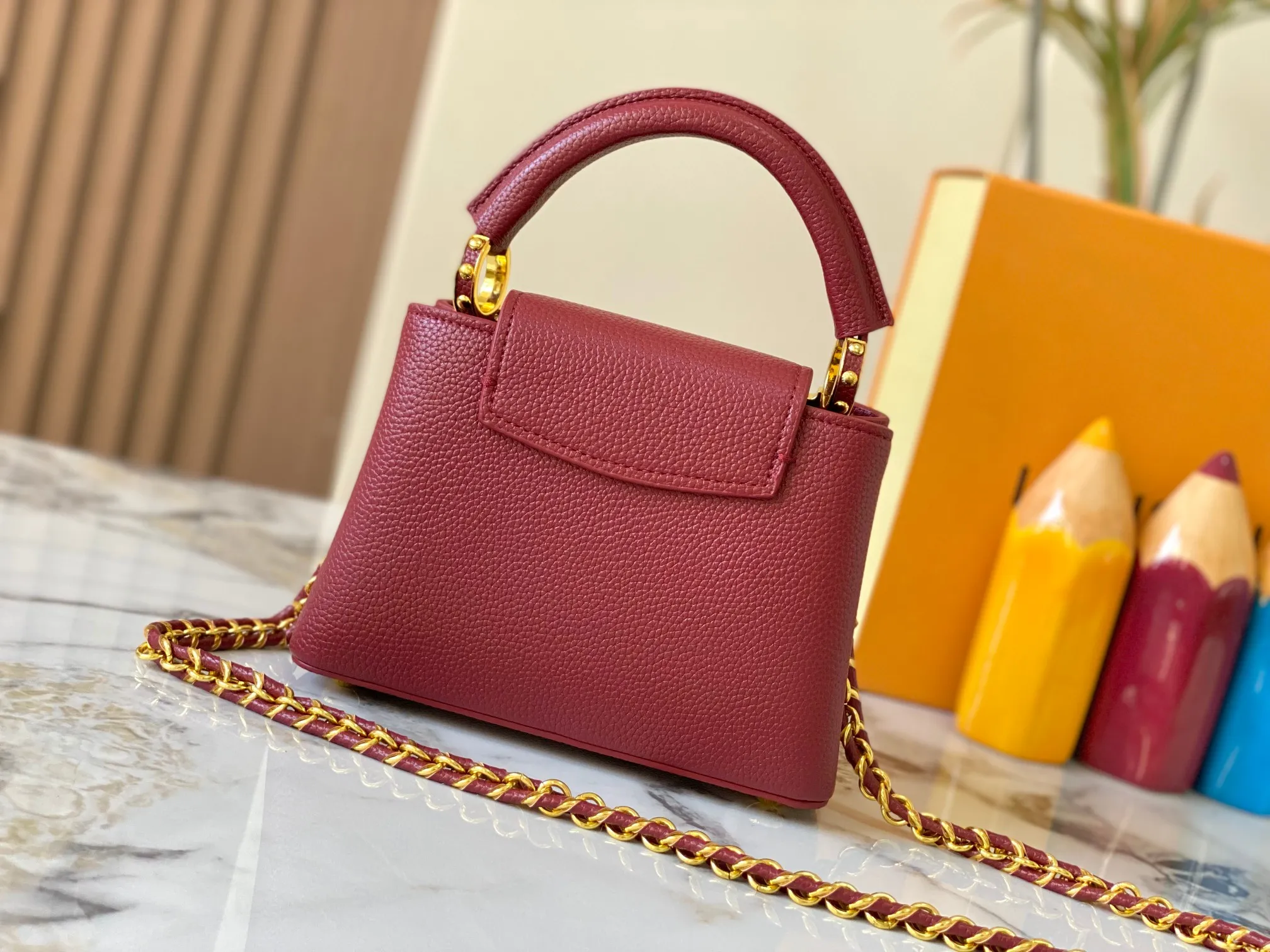 Top original P440 Guangzhou product M24583 maroon and gold diamond corolla 🔺This Capucines Flower Crown handbag is made of full-grain Taurillon leather embellished with Monogram flowers. Each flower is shaped by exquisite crystal diamonds. The LV logo and flowers echo each other, making this feminine handbag reveal a jewel-like luster. Use the detachable shoulder strap cleverly to switch between shoulder and crossbody at will♠️Size: 21 * 14 * 8 cm🥂