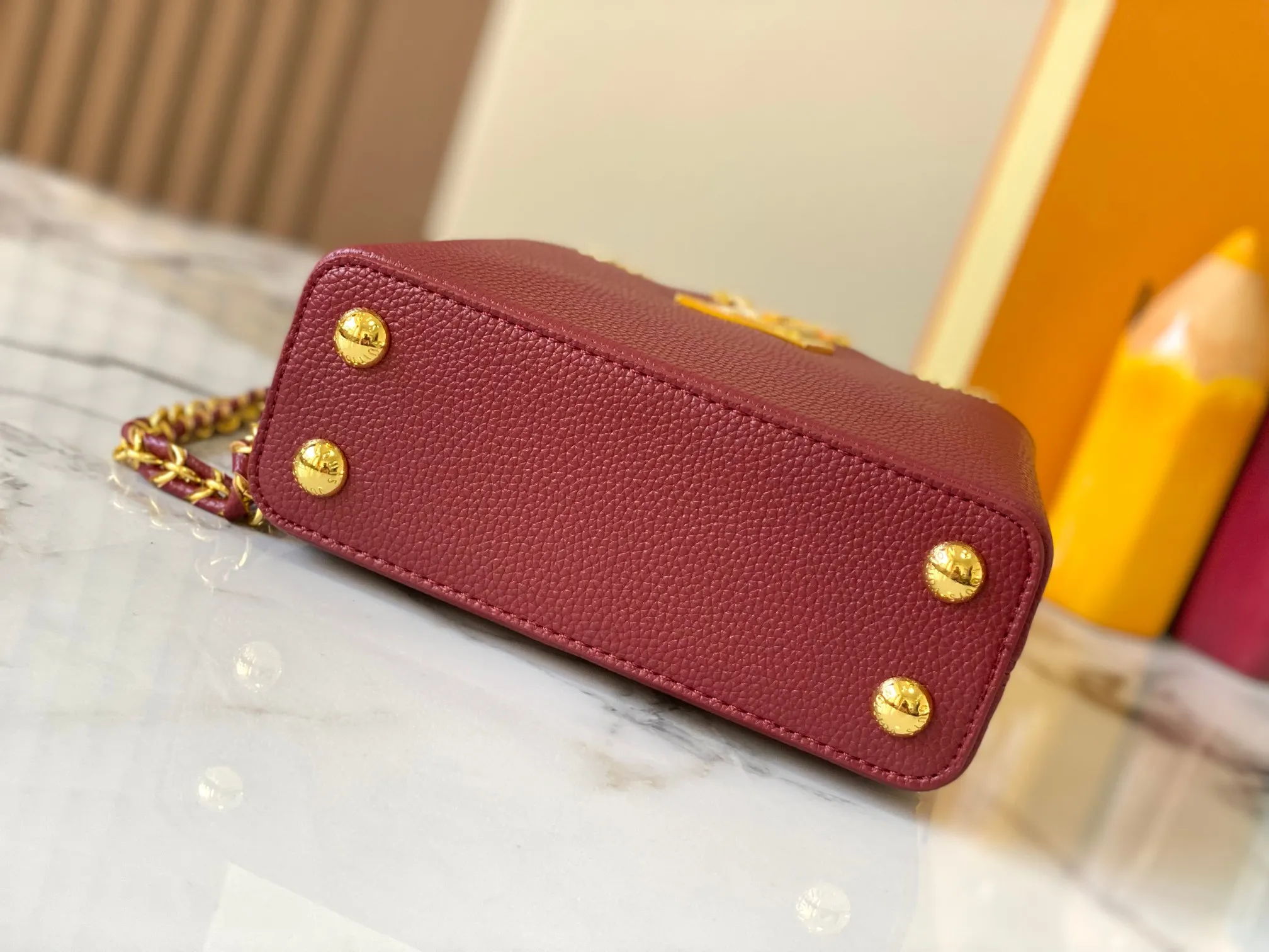 Top original P440 Guangzhou product M24583 maroon and gold diamond corolla 🔺This Capucines Flower Crown handbag is made of full-grain Taurillon leather embellished with Monogram flowers. Each flower is shaped by exquisite crystal diamonds. The LV logo and flowers echo each other, making this feminine handbag reveal a jewel-like luster. Use the detachable shoulder strap cleverly to switch between shoulder and crossbody at will♠️Size: 21 * 14 * 8 cm🥂