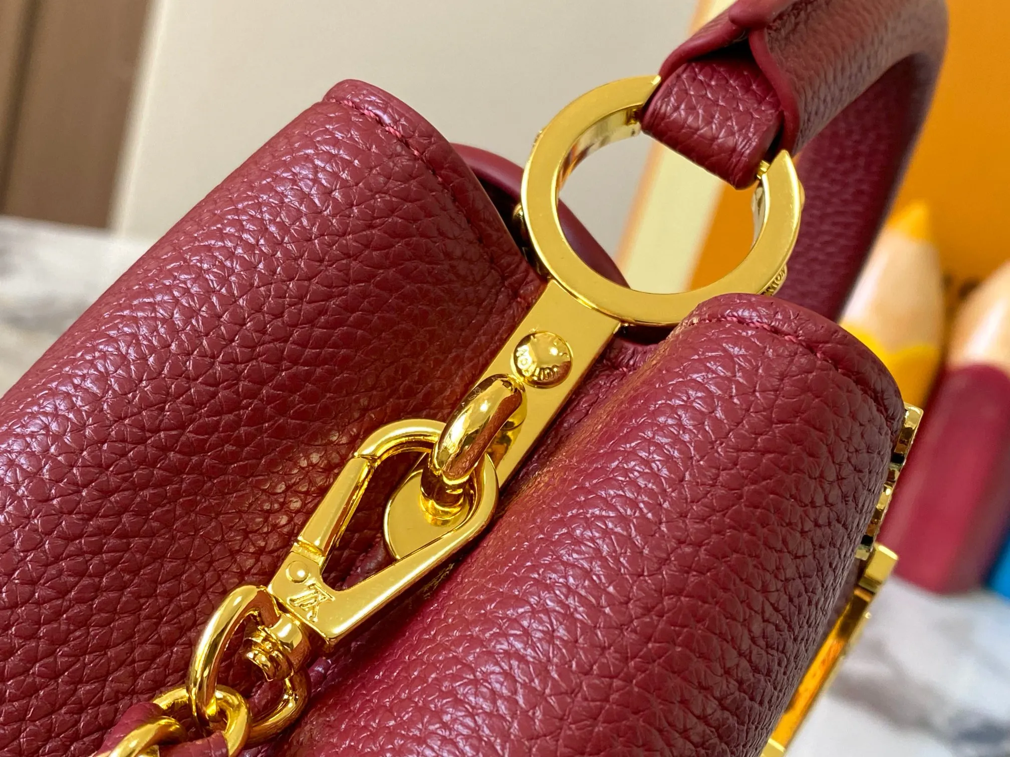 Top original P440 Guangzhou product M24583 maroon and gold diamond corolla 🔺This Capucines Flower Crown handbag is made of full-grain Taurillon leather embellished with Monogram flowers. Each flower is shaped by exquisite crystal diamonds. The LV logo and flowers echo each other, making this feminine handbag reveal a jewel-like luster. Use the detachable shoulder strap cleverly to switch between shoulder and crossbody at will♠️Size: 21 * 14 * 8 cm🥂