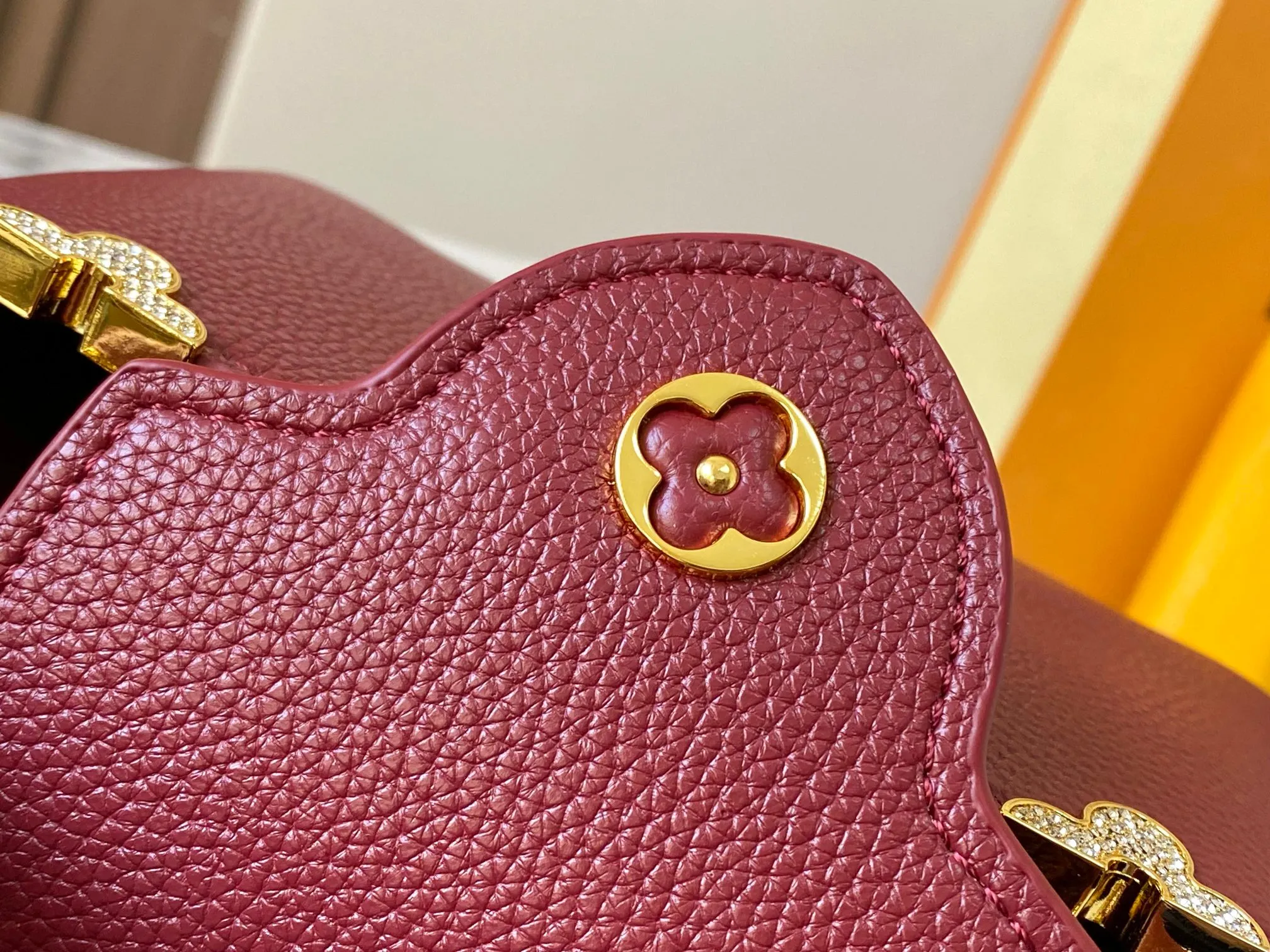 Top original P440 Guangzhou product M24583 maroon and gold diamond corolla 🔺This Capucines Flower Crown handbag is made of full-grain Taurillon leather embellished with Monogram flowers. Each flower is shaped by exquisite crystal diamonds. The LV logo and flowers echo each other, making this feminine handbag reveal a jewel-like luster. Use the detachable shoulder strap cleverly to switch between shoulder and crossbody at will♠️Size: 21 * 14 * 8 cm🥂