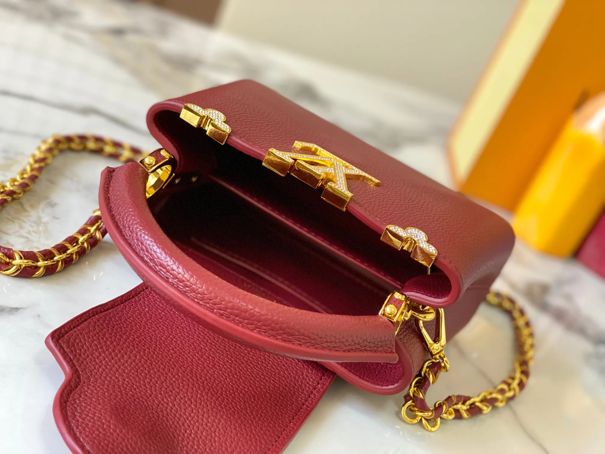 Top original P440 Guangzhou product M24583 maroon and gold diamond corolla 🔺This Capucines Flower Crown handbag is made of full-grain Taurillon leather embellished with Monogram flowers. Each flower is shaped by exquisite crystal diamonds. The LV logo and flowers echo each other, making this feminine handbag reveal a jewel-like luster. Use the detachable shoulder strap cleverly to switch between shoulder and crossbody at will♠️Size: 21 * 14 * 8 cm🥂
