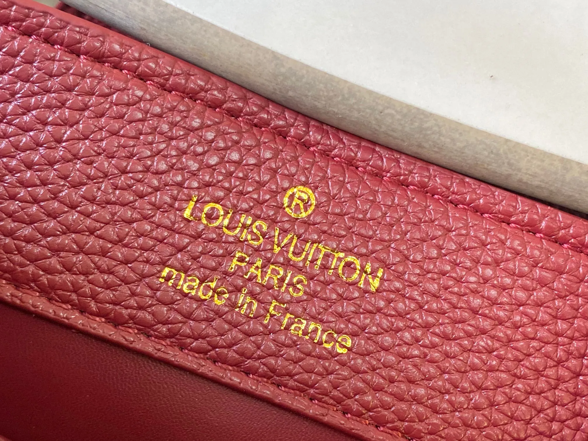 Top original P440 Guangzhou product M24583 maroon and gold diamond corolla 🔺This Capucines Flower Crown handbag is made of full-grain Taurillon leather embellished with Monogram flowers. Each flower is shaped by exquisite crystal diamonds. The LV logo and flowers echo each other, making this feminine handbag reveal a jewel-like luster. Use the detachable shoulder strap cleverly to switch between shoulder and crossbody at will♠️Size: 21 * 14 * 8 cm🥂