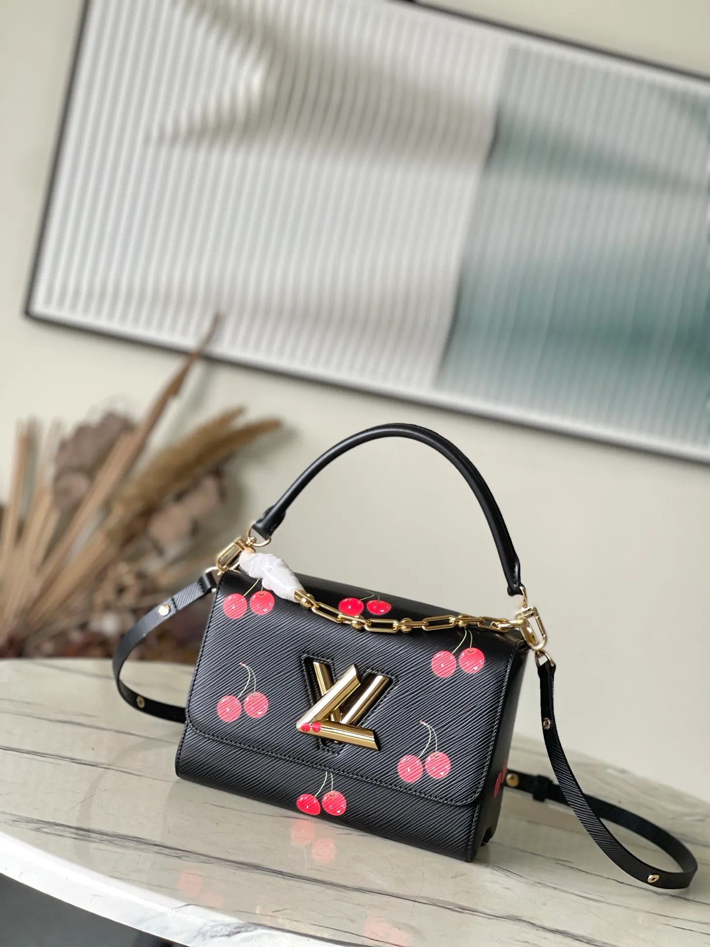 💰1160 (top layer leather) top original order M14094 This medium-sized Twist handbag is made of rich-textured Epi grained cow leather with a vivid and vivid cherry pattern, highlighting the iconic and interesting brushwork of Japanese artist Takashi Murakami. The metal chain and LV Twist lock have a polished texture, and the inner pocket can organize daily necessities such as mobile phones and long wallets. Dimensions: 23 × 16 × 8 cm