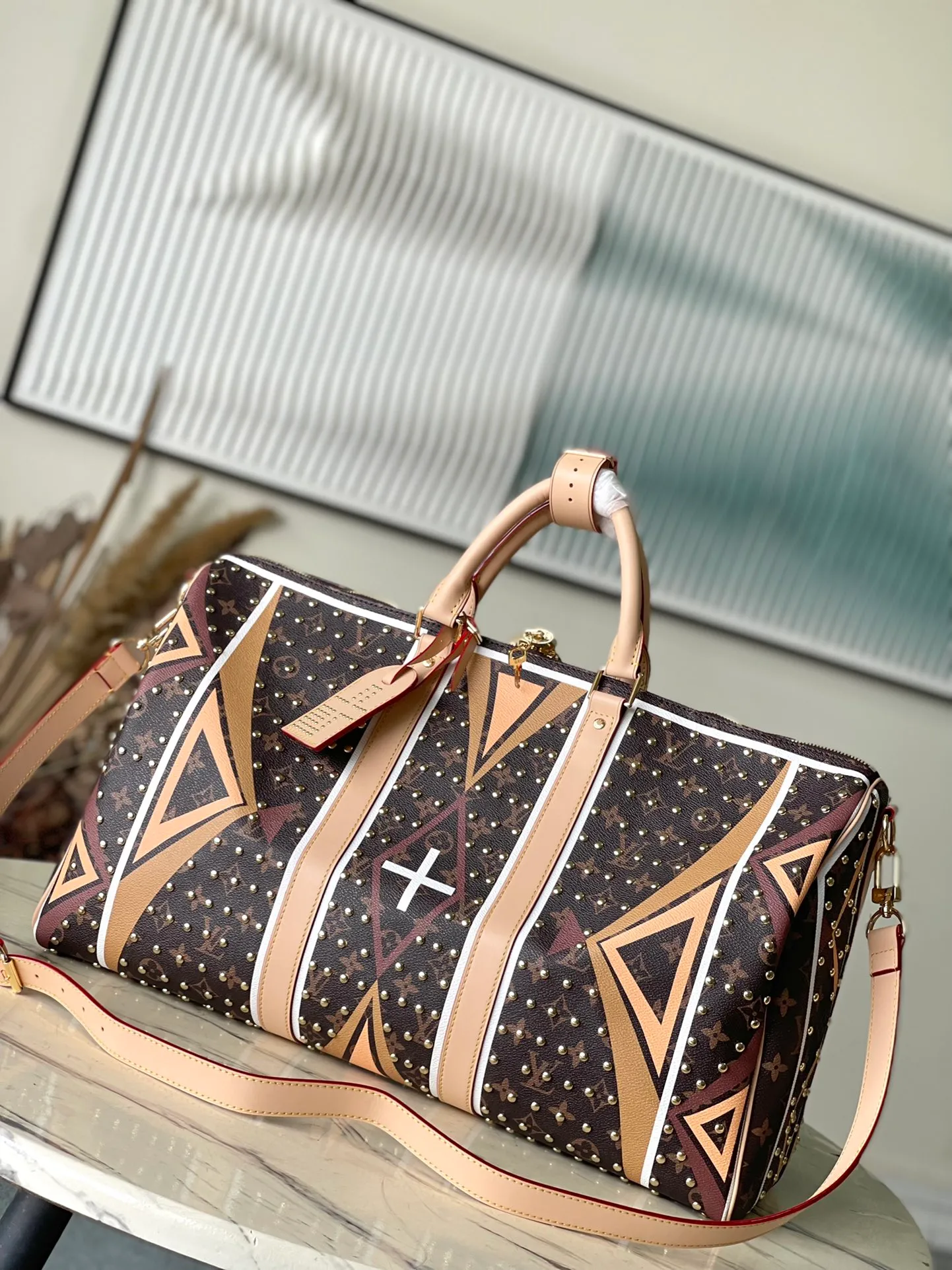 💰1440 Top original order M11577 This Keepal Bandouliere 50 travel bag pays tribute to traditional bags with Parfleche pattern, witnessing the creative fruition of Pharrel Williams and Dee Jay Two Bears, Dakota and Lakota peoples. Rivet elements add to the sharpness of the look. Dimensions: 50 × 29 × 23 cm