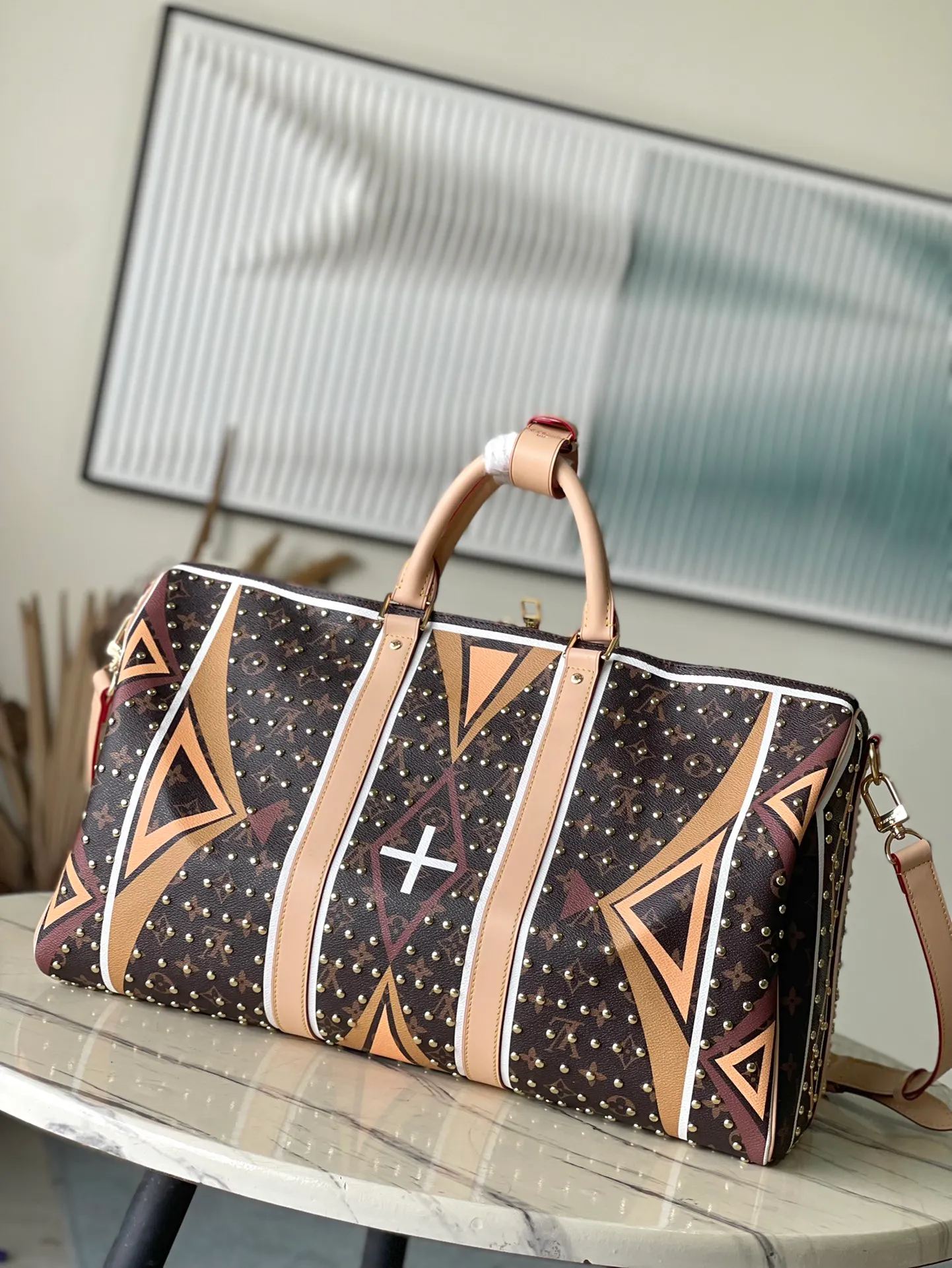 💰1440 Top original order M11577 This Keepal Bandouliere 50 travel bag pays tribute to traditional bags with Parfleche pattern, witnessing the creative fruition of Pharrel Williams and Dee Jay Two Bears, Dakota and Lakota peoples. Rivet elements add to the sharpness of the look. Dimensions: 50 × 29 × 23 cm