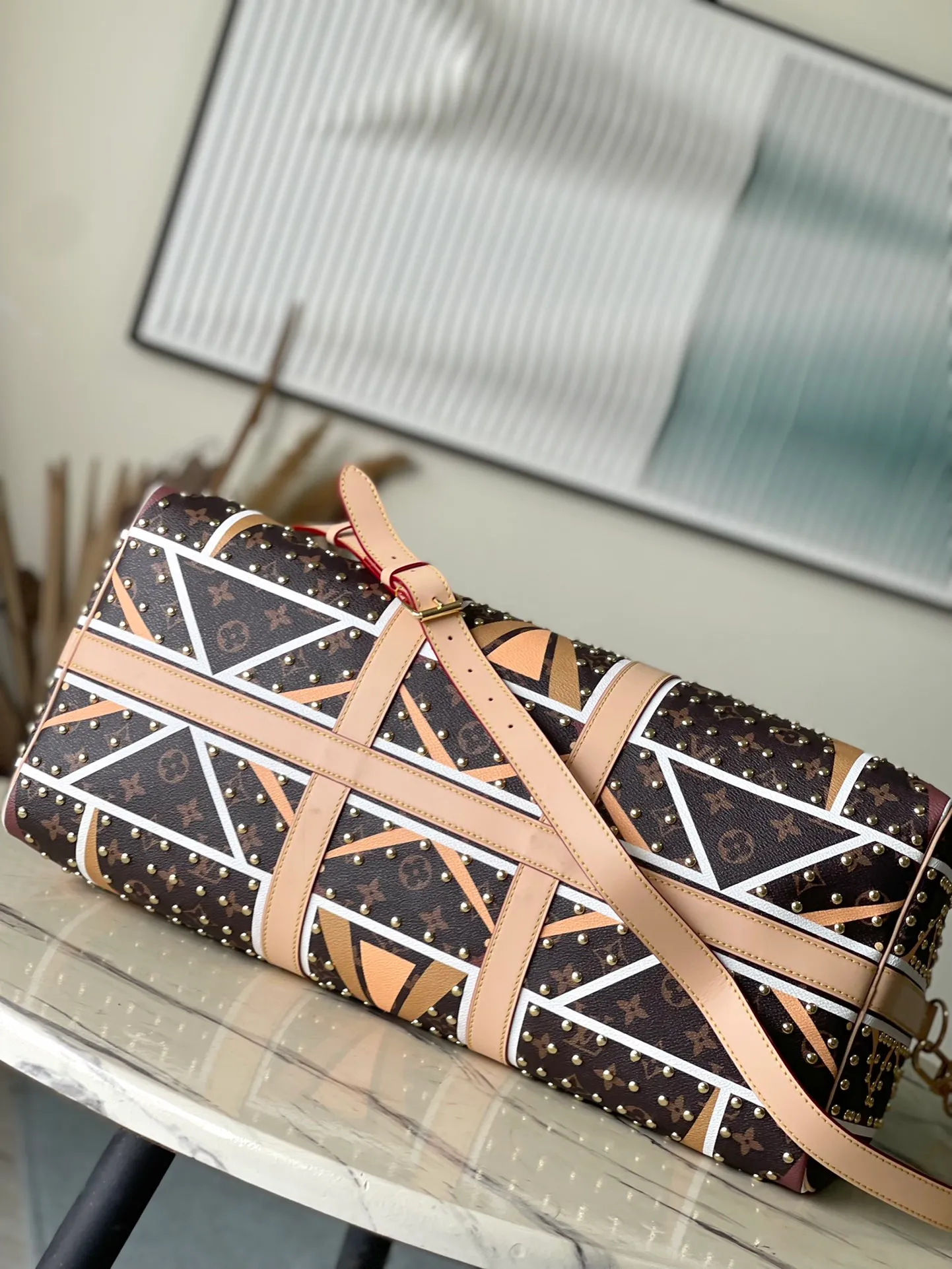 💰1440 Top original order M11577 This Keepal Bandouliere 50 travel bag pays tribute to traditional bags with Parfleche pattern, witnessing the creative fruition of Pharrel Williams and Dee Jay Two Bears, Dakota and Lakota peoples. Rivet elements add to the sharpness of the look. Dimensions: 50 × 29 × 23 cm