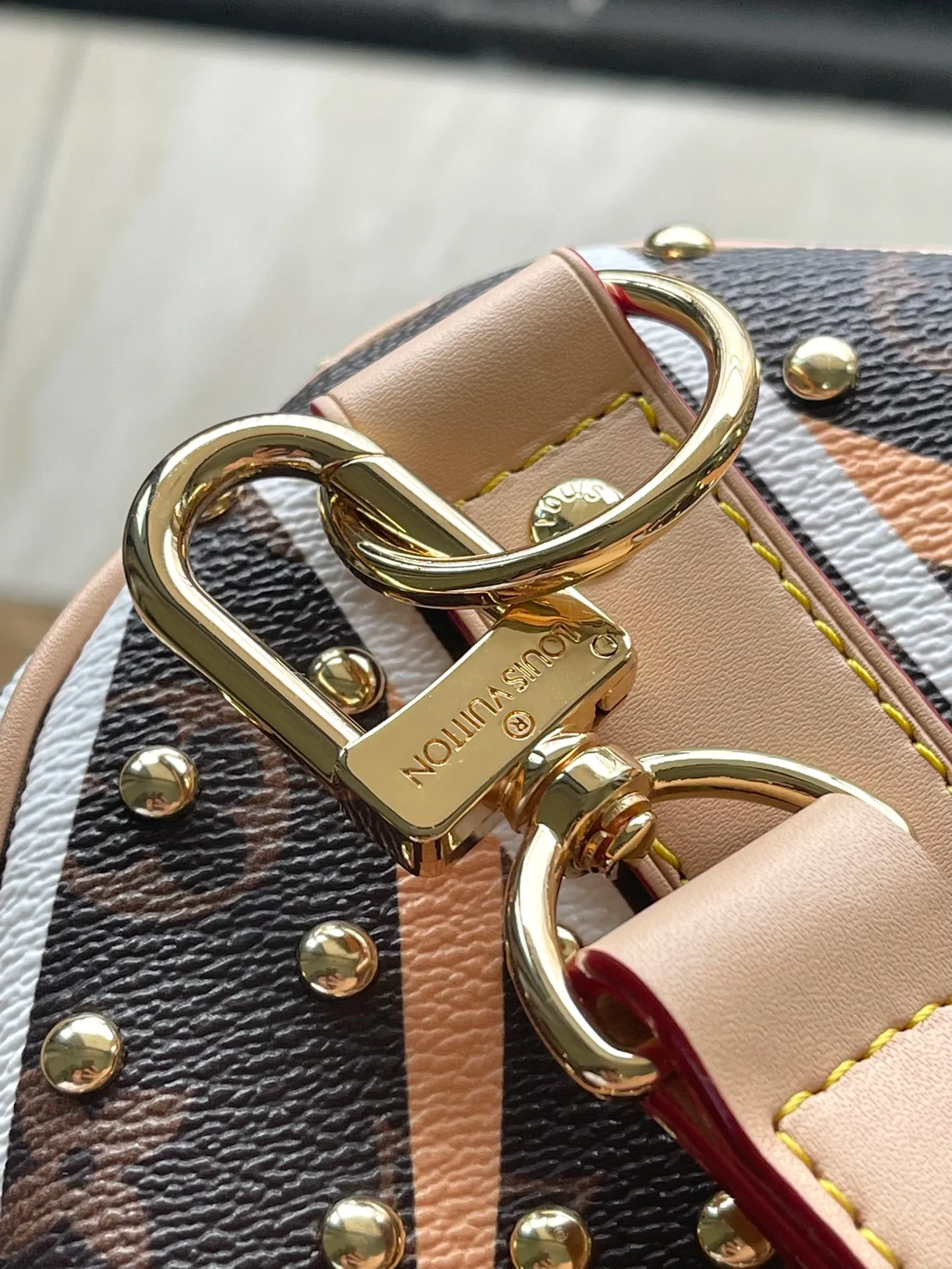 💰1440 Top original order M11577 This Keepal Bandouliere 50 travel bag pays tribute to traditional bags with Parfleche pattern, witnessing the creative fruition of Pharrel Williams and Dee Jay Two Bears, Dakota and Lakota peoples. Rivet elements add to the sharpness of the look. Dimensions: 50 × 29 × 23 cm