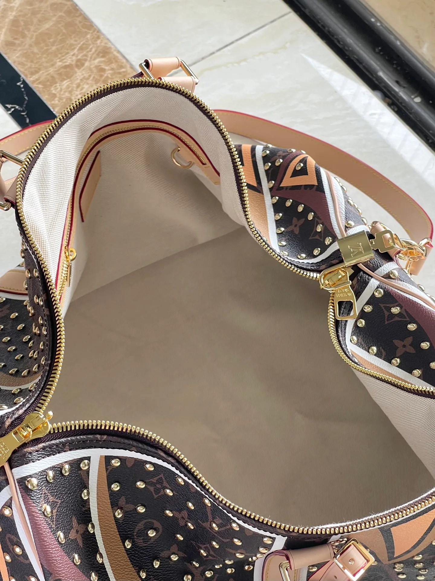 💰1440 Top original order M11577 This Keepal Bandouliere 50 travel bag pays tribute to traditional bags with Parfleche pattern, witnessing the creative fruition of Pharrel Williams and Dee Jay Two Bears, Dakota and Lakota peoples. Rivet elements add to the sharpness of the look. Dimensions: 50 × 29 × 23 cm