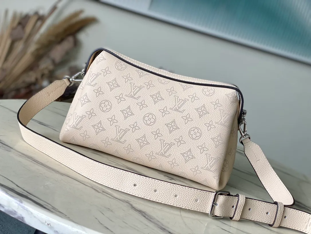 💰1080 (top layer leather) top original order M24114 off-white. This Mahina Hand It All small handbag is made of fine perforated cow leather, with elegant drape texture to highlight the chic body wheel fan. The leather shoulder strap and chain leather braided handle are both removable. Provide a trendy choice for daily travel. Dimensions: 29 × 18 × 13 cm