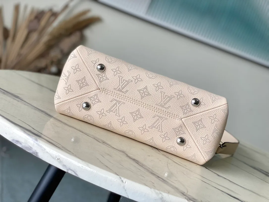 💰1080 (top layer leather) top original order M24114 off-white. This Mahina Hand It All small handbag is made of fine perforated cow leather, with elegant drape texture to highlight the chic body wheel fan. The leather shoulder strap and chain leather braided handle are both removable. Provide a trendy choice for daily travel. Dimensions: 29 × 18 × 13 cm