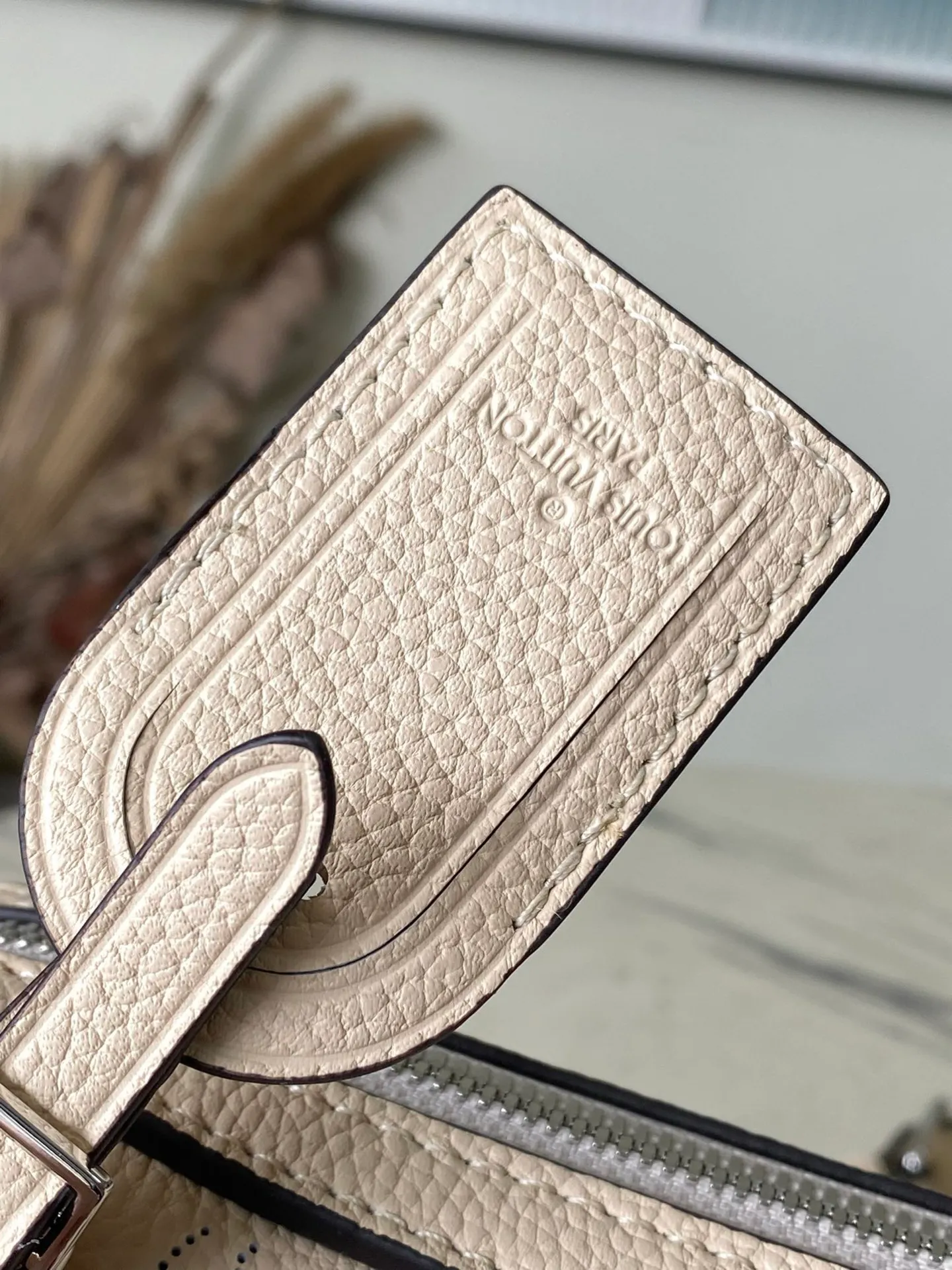 💰1080 (top layer leather) top original order M24114 off-white. This Mahina Hand It All small handbag is made of fine perforated cow leather, with elegant drape texture to highlight the chic body wheel fan. The leather shoulder strap and chain leather braided handle are both removable. Provide a trendy choice for daily travel. Dimensions: 29 × 18 × 13 cm