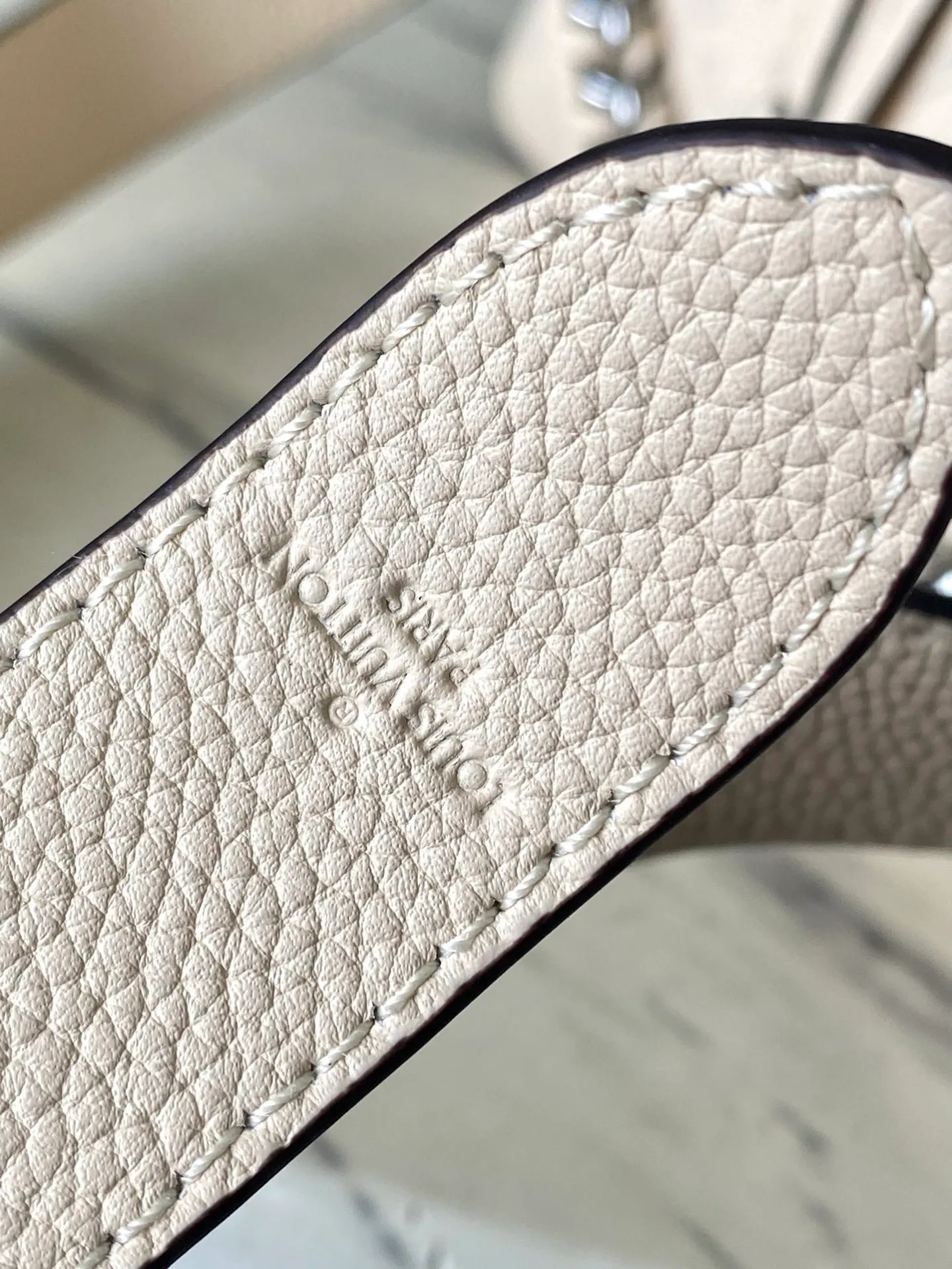 💰1080 (top layer leather) top original order M24114 off-white. This Mahina Hand It All small handbag is made of fine perforated cow leather, with elegant drape texture to highlight the chic body wheel fan. The leather shoulder strap and chain leather braided handle are both removable. Provide a trendy choice for daily travel. Dimensions: 29 × 18 × 13 cm