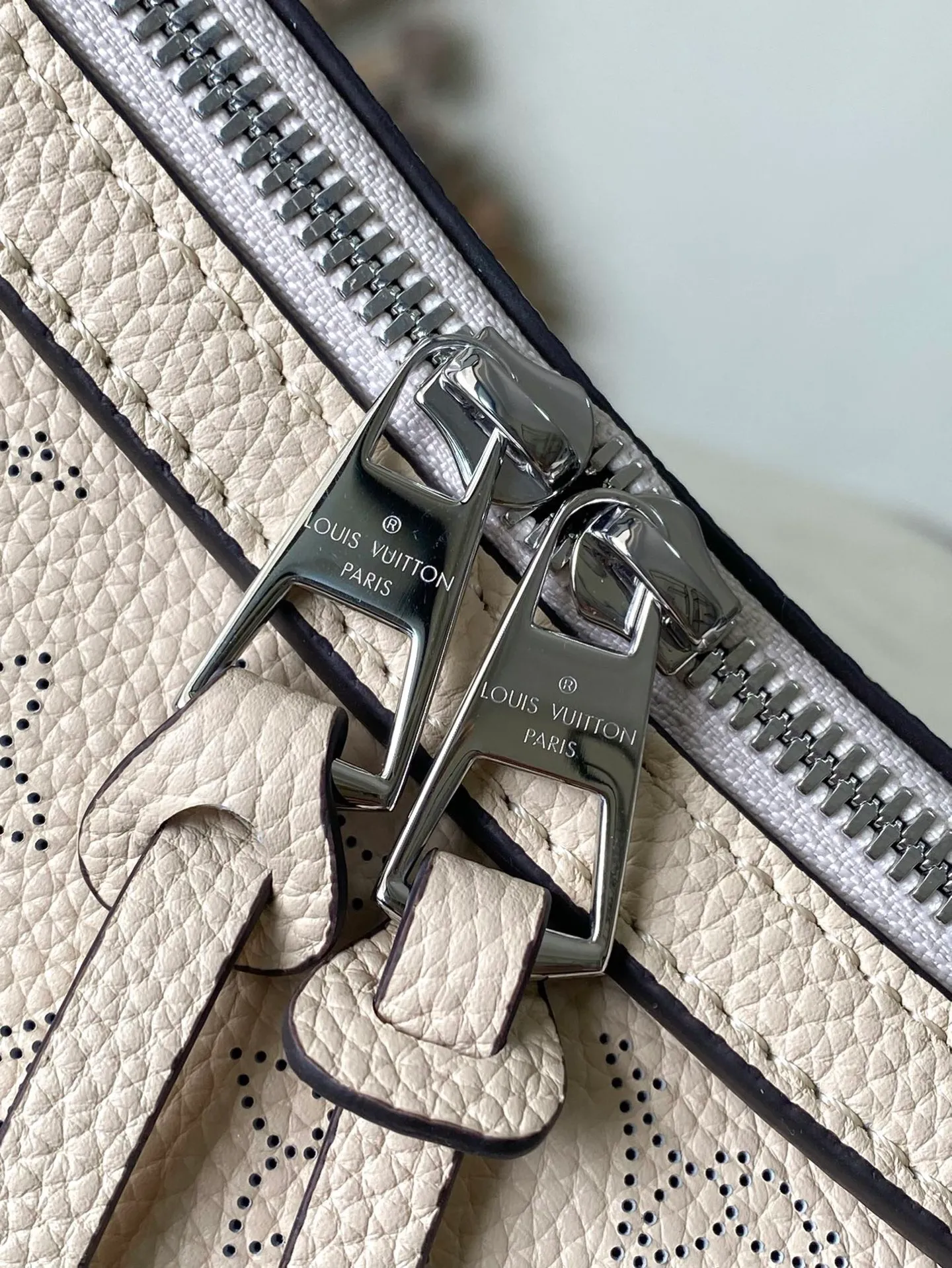 💰1080 (top layer leather) top original order M24114 off-white. This Mahina Hand It All small handbag is made of fine perforated cow leather, with elegant drape texture to highlight the chic body wheel fan. The leather shoulder strap and chain leather braided handle are both removable. Provide a trendy choice for daily travel. Dimensions: 29 × 18 × 13 cm