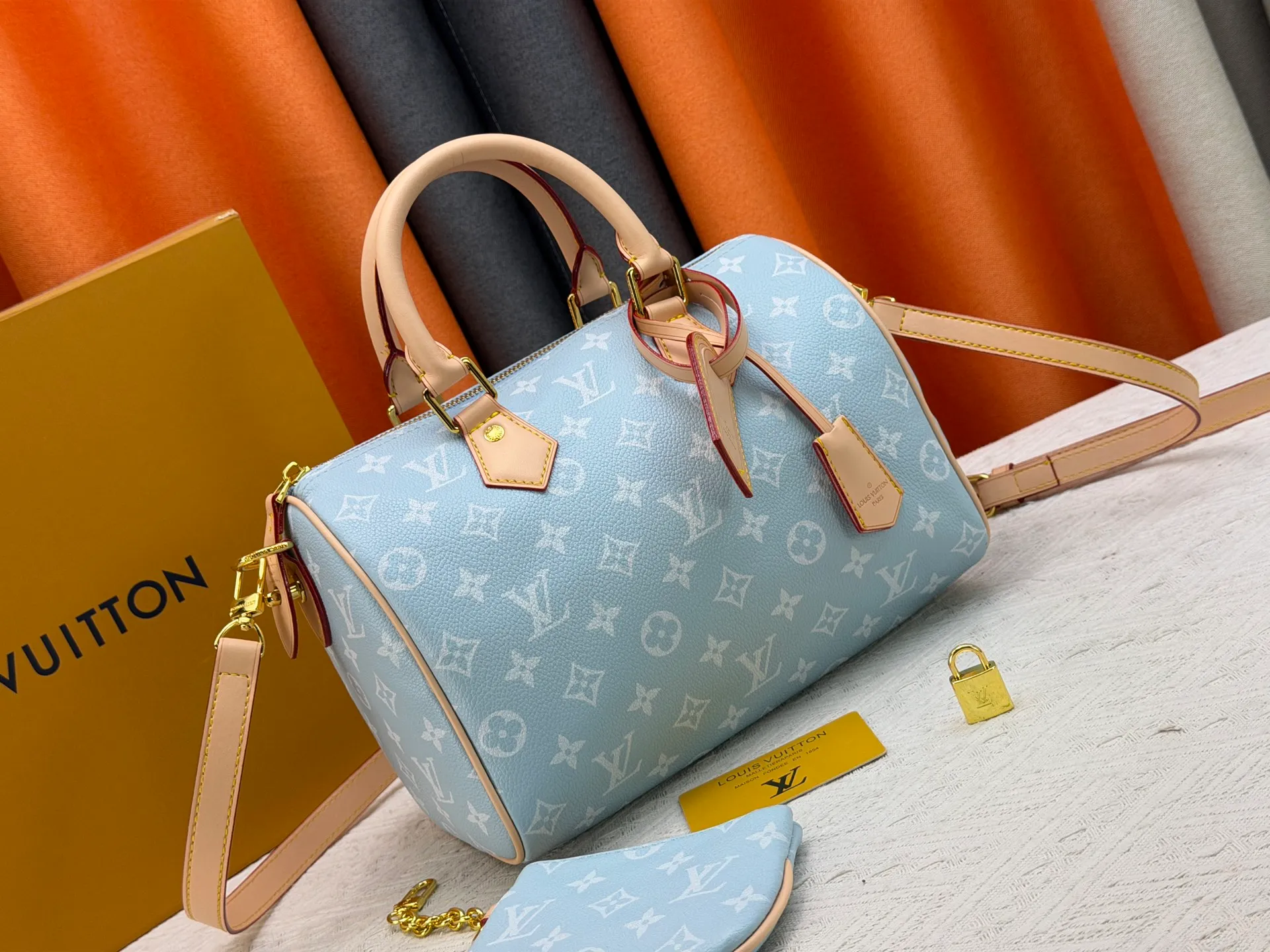 P270 Upgraded original version (with pebbled leather) M13902 M24423 M24424 M24425 M24426 M24443 M11561 M11562 M13912 Speedy Bandoulière 25 handbag is made of cow leather, showing a unique sun-kissed gradient effect. A perfect everyday choice, the Speedy comes with a removable leather storage bag lined with luxurious sheepskin leather. The double handle design combined with the adjustable and detachable shoulder strap provides a variety of carrying methods to easily cope with different occasions. Dimensions: 25.0 x 15.0 x 15.0 cm (length x height x width)