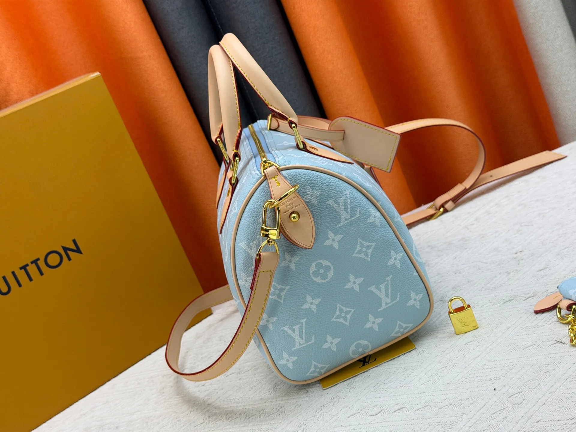 P270 Upgraded original version (with pebbled leather) M13902 M24423 M24424 M24425 M24426 M24443 M11561 M11562 M13912 Speedy Bandoulière 25 handbag is made of cow leather, showing a unique sun-kissed gradient effect. A perfect everyday choice, the Speedy comes with a removable leather storage bag lined with luxurious sheepskin leather. The double handle design combined with the adjustable and detachable shoulder strap provides a variety of carrying methods to easily cope with different occasions. Dimensions: 25.0 x 15.0 x 15.0 cm (length x height x width)