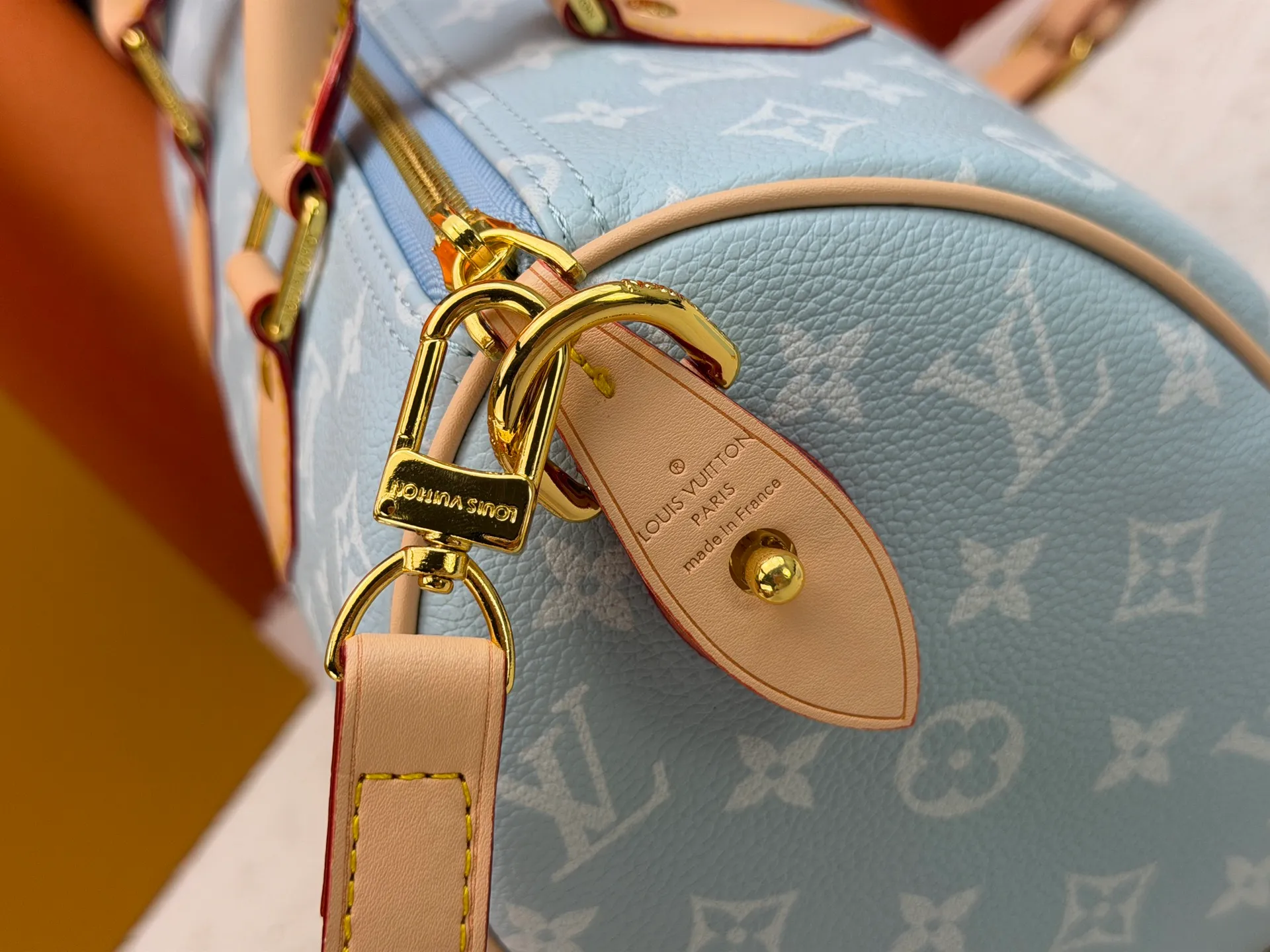 P270 Upgraded original version (with pebbled leather) M13902 M24423 M24424 M24425 M24426 M24443 M11561 M11562 M13912 Speedy Bandoulière 25 handbag is made of cow leather, showing a unique sun-kissed gradient effect. A perfect everyday choice, the Speedy comes with a removable leather storage bag lined with luxurious sheepskin leather. The double handle design combined with the adjustable and detachable shoulder strap provides a variety of carrying methods to easily cope with different occasions. Dimensions: 25.0 x 15.0 x 15.0 cm (length x height x width)