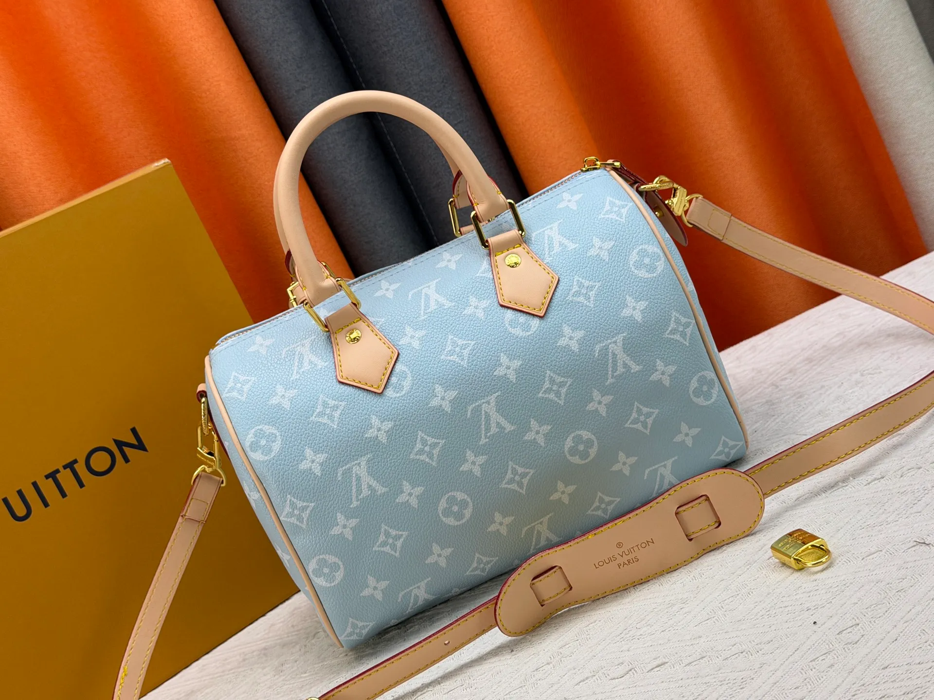 P270 Upgraded original version (with pebbled leather) M13902 M24423 M24424 M24425 M24426 M24443 M11561 M11562 M13912 Speedy Bandoulière 25 handbag is made of cow leather, showing a unique sun-kissed gradient effect. A perfect everyday choice, the Speedy comes with a removable leather storage bag lined with luxurious sheepskin leather. The double handle design combined with the adjustable and detachable shoulder strap provides a variety of carrying methods to easily cope with different occasions. Dimensions: 25.0 x 15.0 x 15.0 cm (length x height x width)