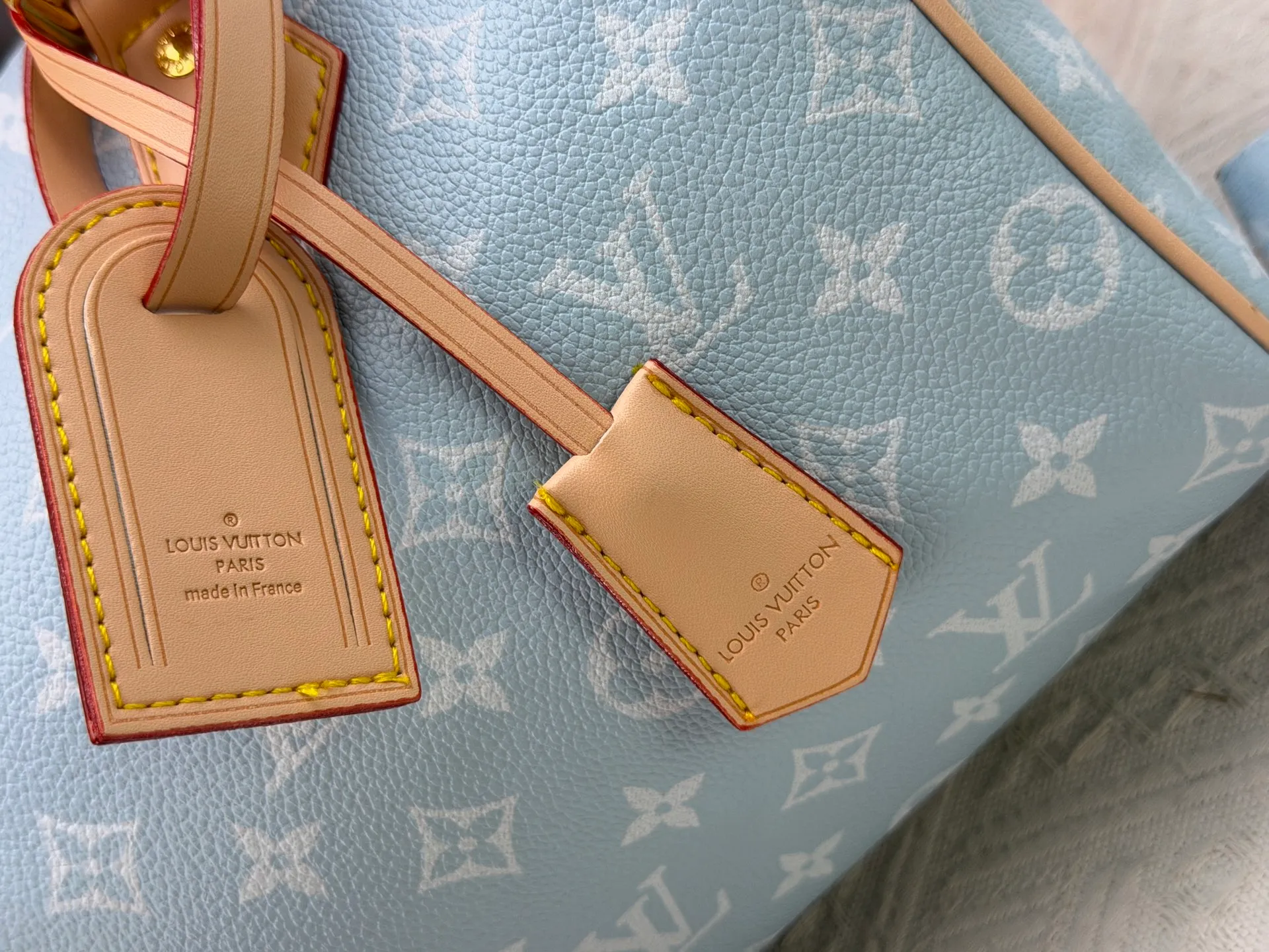 P270 Upgraded original version (with pebbled leather) M13902 M24423 M24424 M24425 M24426 M24443 M11561 M11562 M13912 Speedy Bandoulière 25 handbag is made of cow leather, showing a unique sun-kissed gradient effect. A perfect everyday choice, the Speedy comes with a removable leather storage bag lined with luxurious sheepskin leather. The double handle design combined with the adjustable and detachable shoulder strap provides a variety of carrying methods to easily cope with different occasions. Dimensions: 25.0 x 15.0 x 15.0 cm (length x height x width)