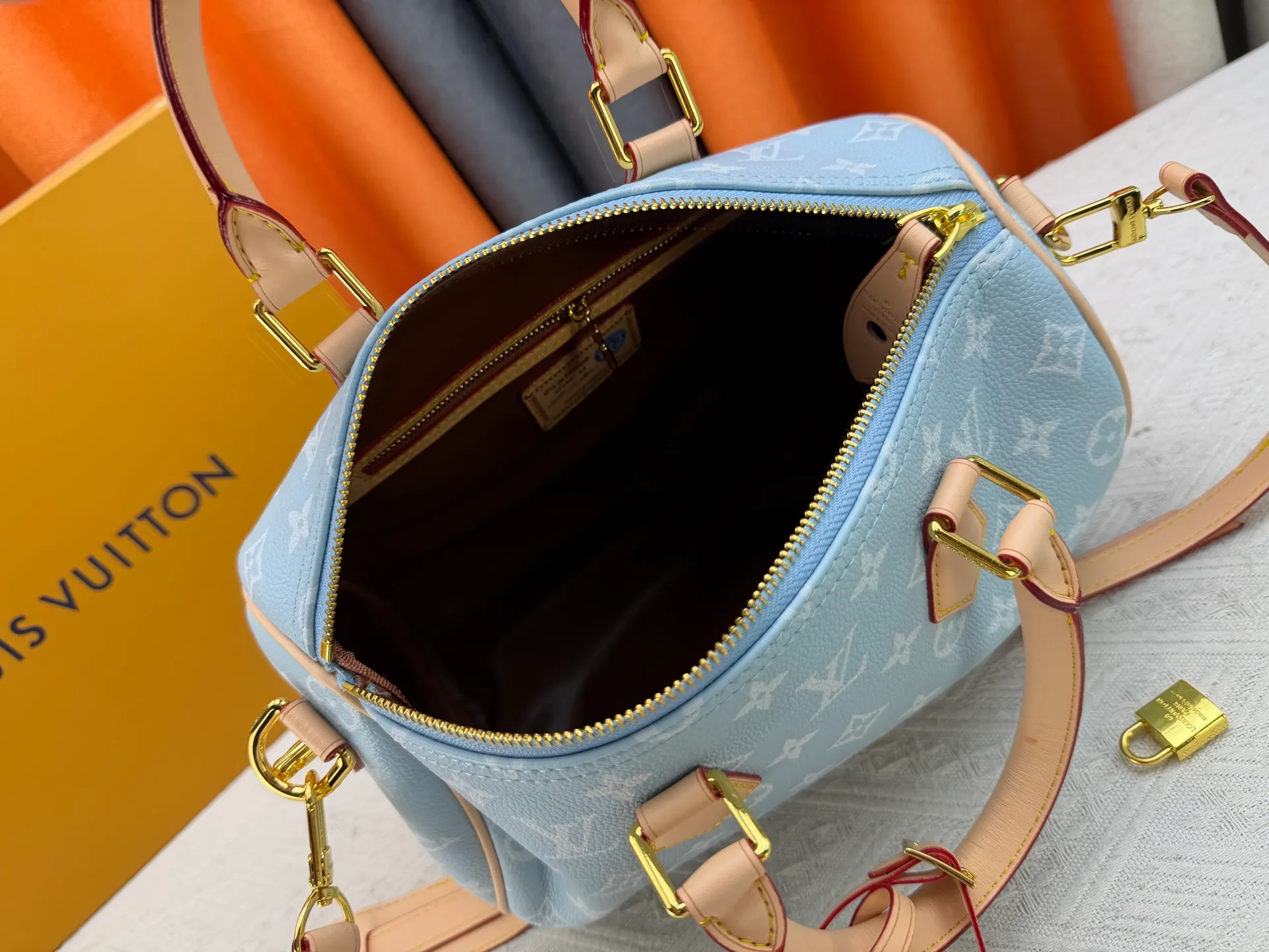 P270 Upgraded original version (with pebbled leather) M13902 M24423 M24424 M24425 M24426 M24443 M11561 M11562 M13912 Speedy Bandoulière 25 handbag is made of cow leather, showing a unique sun-kissed gradient effect. A perfect everyday choice, the Speedy comes with a removable leather storage bag lined with luxurious sheepskin leather. The double handle design combined with the adjustable and detachable shoulder strap provides a variety of carrying methods to easily cope with different occasions. Dimensions: 25.0 x 15.0 x 15.0 cm (length x height x width)