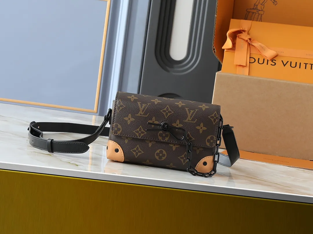 💰240💰Upgraded from the original M81746 M82917 M82916 M82918 M83613 M40674 This Steamer mini handbag is made of bright Taurillon leather and tells the inspiration of the brand's traditional Steamer hard case. A signature pin and chain add a classic touch, while an interior zip pocket and magnetic closure ensure secure storage. Dimensions: 18.0 x 11.0 x 6.5 cm (length x height x width)