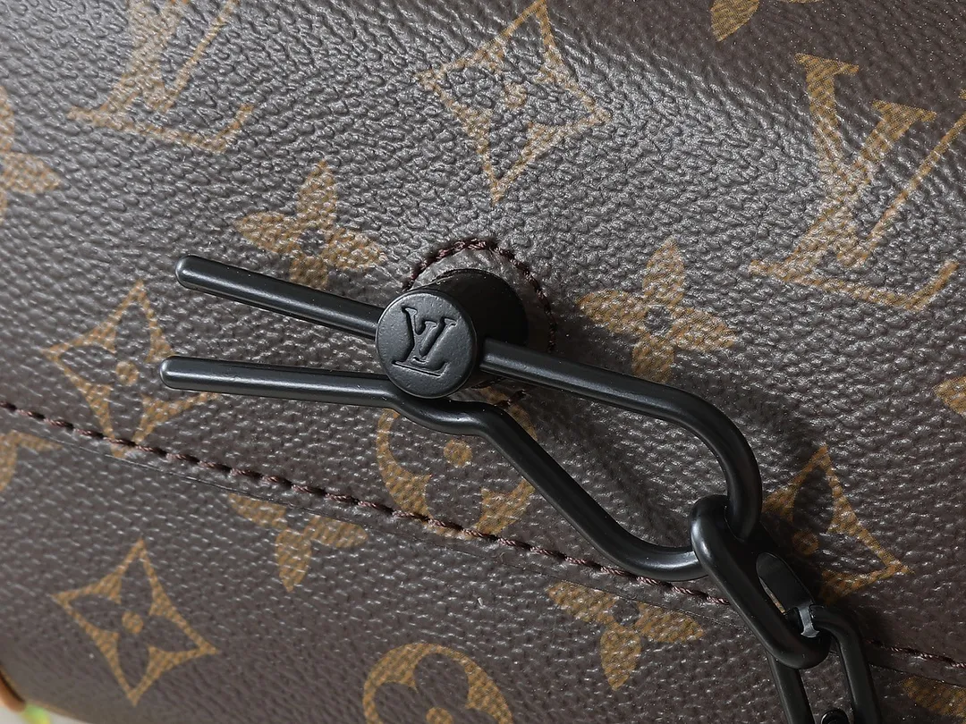 💰240💰Upgraded from the original M81746 M82917 M82916 M82918 M83613 M40674 This Steamer mini handbag is made of bright Taurillon leather and tells the inspiration of the brand's traditional Steamer hard case. A signature pin and chain add a classic touch, while an interior zip pocket and magnetic closure ensure secure storage. Dimensions: 18.0 x 11.0 x 6.5 cm (length x height x width)