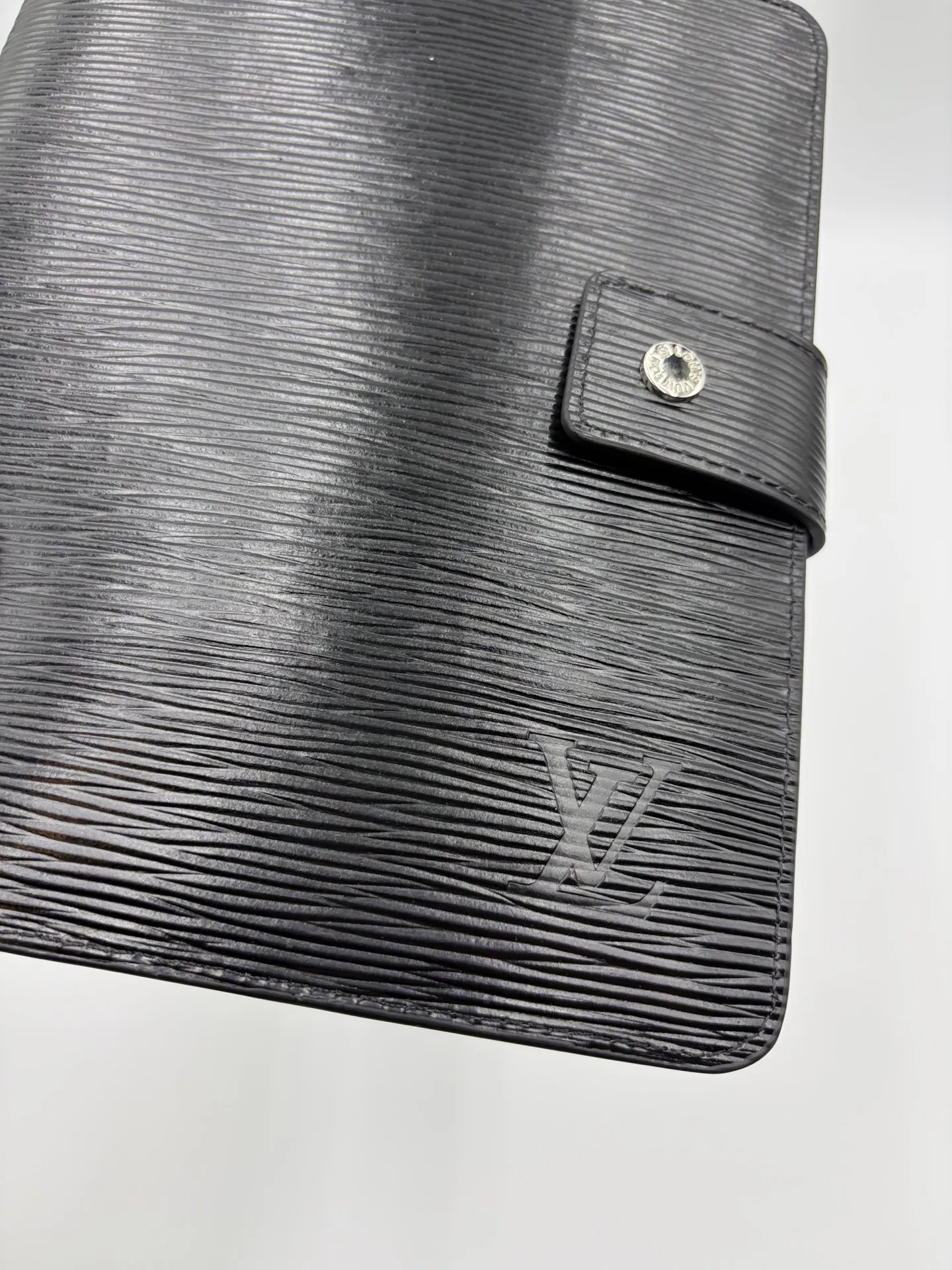 2026 hot model shipped, model M20002❤️This small notepad cover is made of Monogram canvas, can hold three credit cards, and can also be used as an address book, notebook or calendar. 18 x 23 cm (Length x Height) - Epi leather embossed with delicate LV initials and interlaced textured leather lining - Button closure - Six-ring binder with three rings in a set, six credit card slots and two internal compartments - Notepad insert available separately 👉