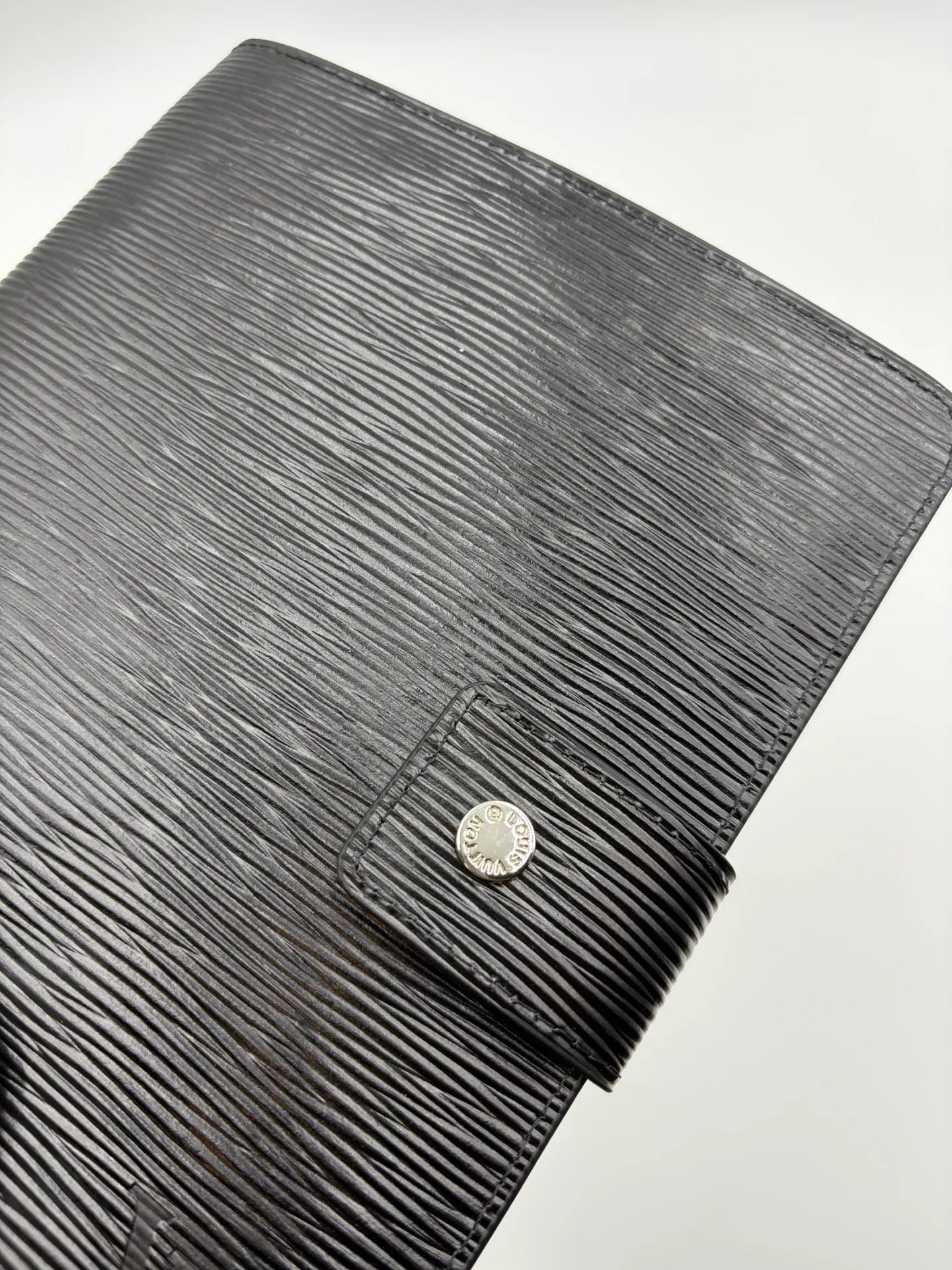 2026 hot model shipped, model M20002❤️This small notepad cover is made of Monogram canvas, can hold three credit cards, and can also be used as an address book, notebook or calendar. 18 x 23 cm (Length x Height) - Epi leather embossed with delicate LV initials and interlaced textured leather lining - Button closure - Six-ring binder with three rings in a set, six credit card slots and two internal compartments - Notepad insert available separately 👉