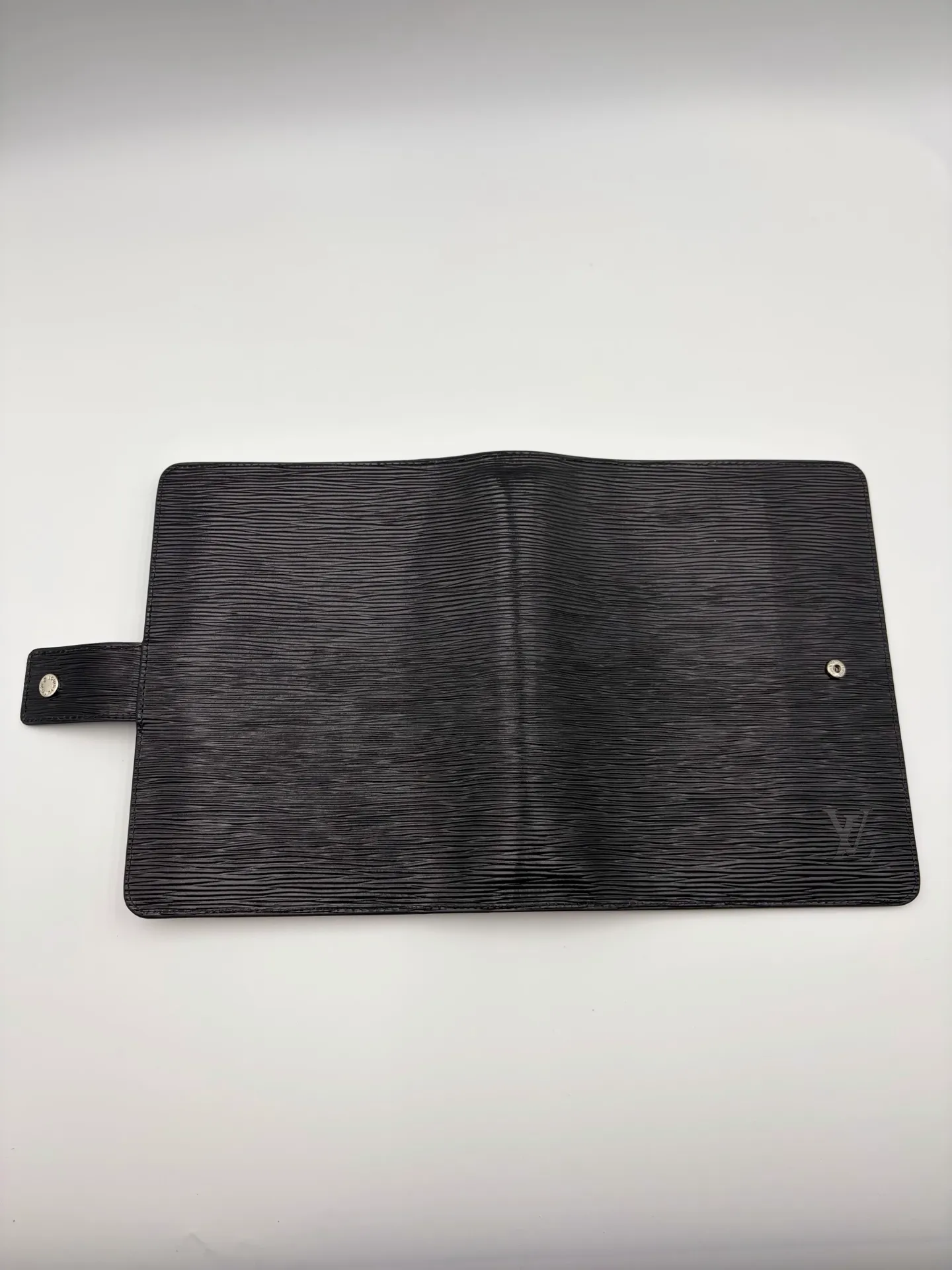 2026 hot model shipped, model M20002❤️This small notepad cover is made of Monogram canvas, can hold three credit cards, and can also be used as an address book, notebook or calendar. 18 x 23 cm (Length x Height) - Epi leather embossed with delicate LV initials and interlaced textured leather lining - Button closure - Six-ring binder with three rings in a set, six credit card slots and two internal compartments - Notepad insert available separately 👉