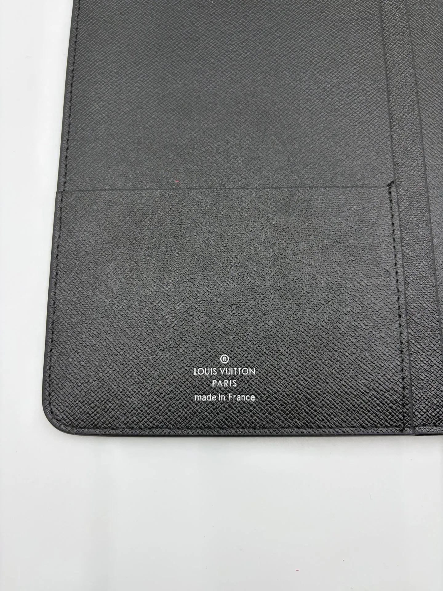 2026 hot model shipped, model M20002❤️This small notepad cover is made of Monogram canvas, can hold three credit cards, and can also be used as an address book, notebook or calendar. 18 x 23 cm (Length x Height) - Epi leather embossed with delicate LV initials and interlaced textured leather lining - Button closure - Six-ring binder with three rings in a set, six credit card slots and two internal compartments - Notepad insert available separately 👉