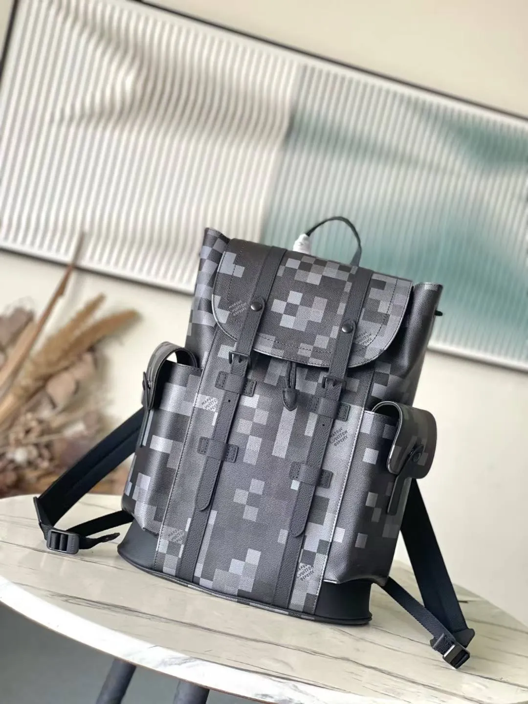 💰1180 Top Original M14952 This Christopher medium backpack is made of Damoflage Black canvas to create a modern and elegant structure, and the classic Damier pattern is reconstructed with a pixel effect. The Marque L.Vuitton Deposee logo is also integrated into it, vividly interpreting ultra-modern style. Dimensions: 38 × 44 × 12.5 cm
