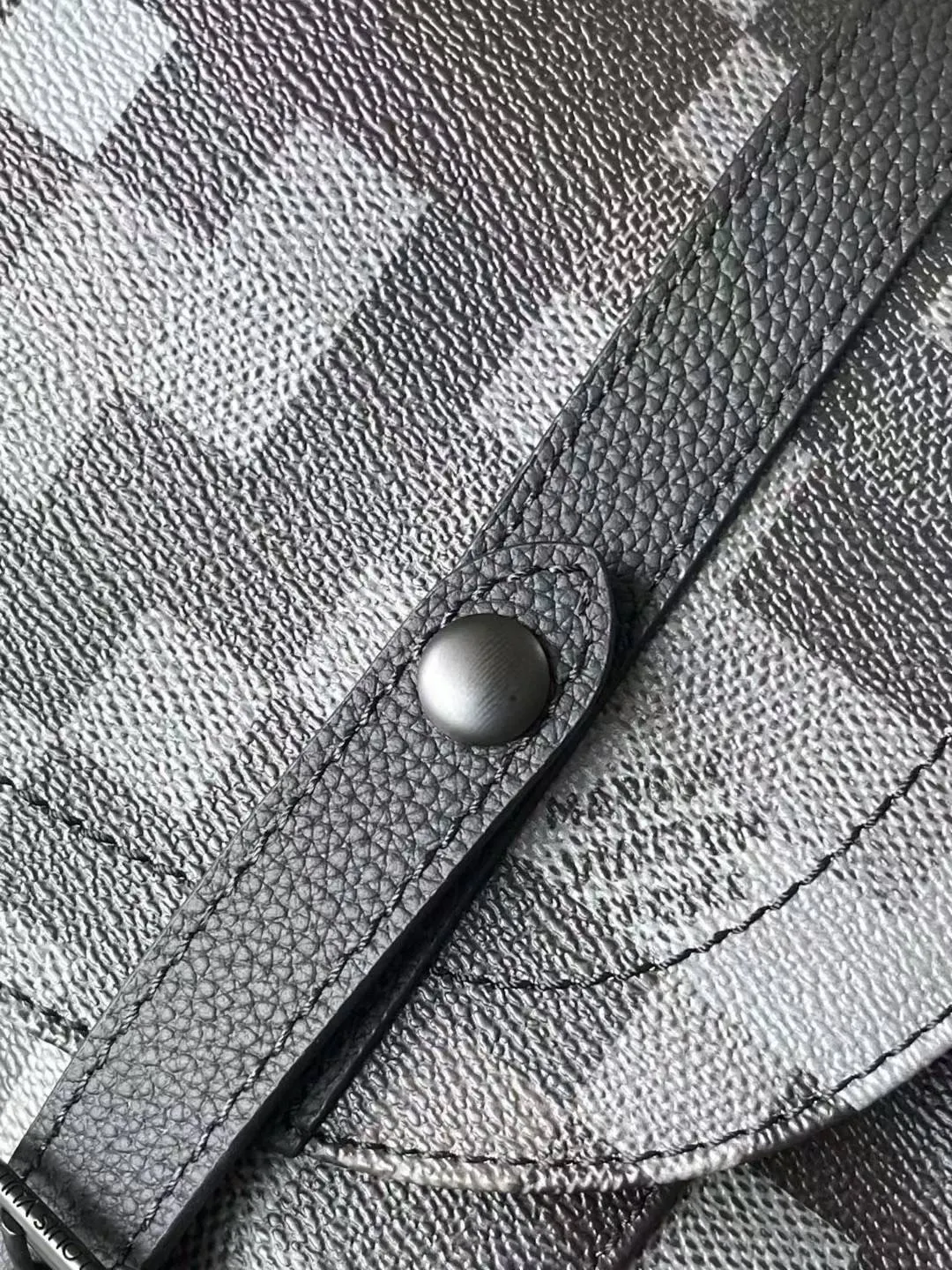 💰1180 Top Original M14952 This Christopher medium backpack is made of Damoflage Black canvas to create a modern and elegant structure, and the classic Damier pattern is reconstructed with a pixel effect. The Marque L.Vuitton Deposee logo is also integrated into it, vividly interpreting ultra-modern style. Dimensions: 38 × 44 × 12.5 cm