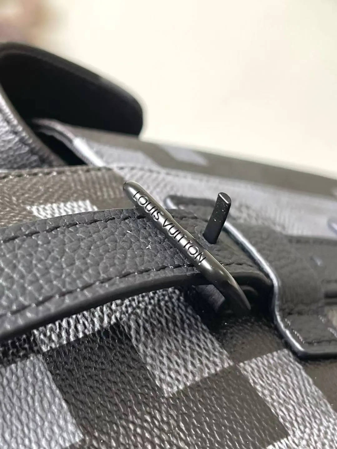 💰1180 Top Original M14952 This Christopher medium backpack is made of Damoflage Black canvas to create a modern and elegant structure, and the classic Damier pattern is reconstructed with a pixel effect. The Marque L.Vuitton Deposee logo is also integrated into it, vividly interpreting ultra-modern style. Dimensions: 38 × 44 × 12.5 cm